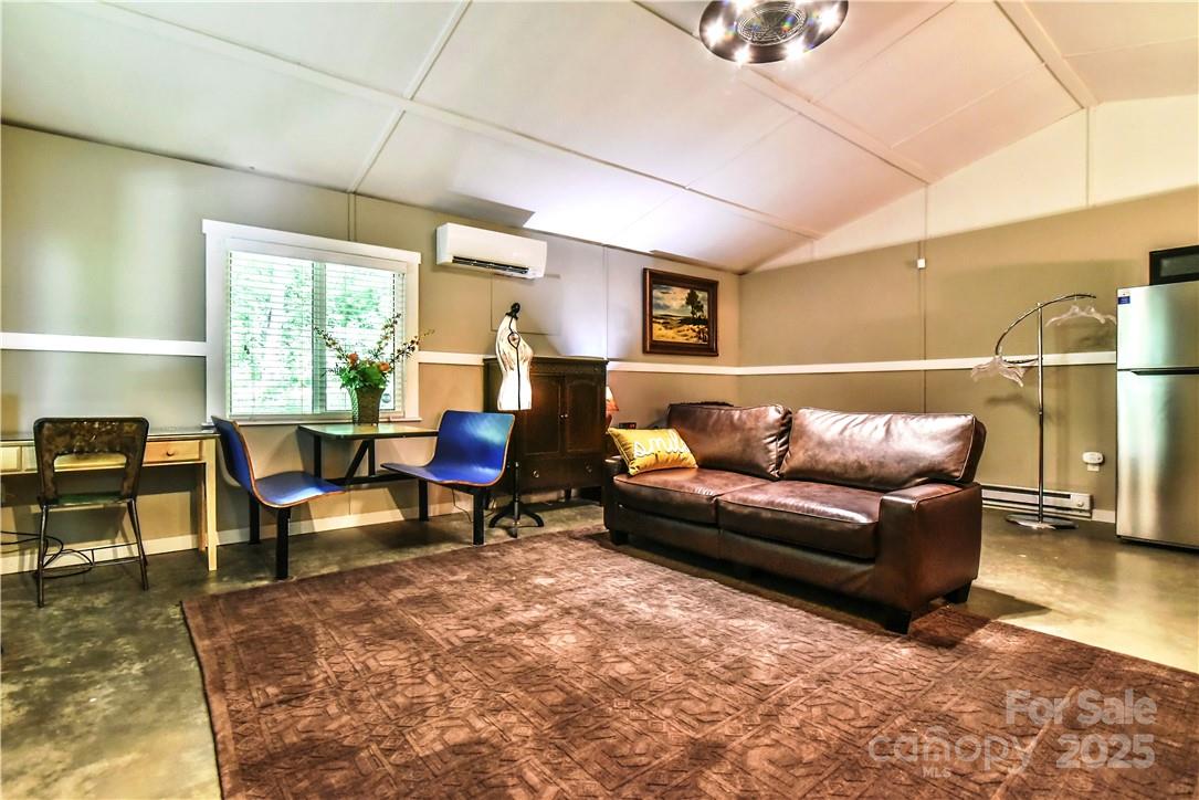 543 College Street Property Photo 2