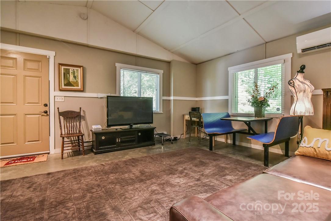 543 College Street Property Photo 3