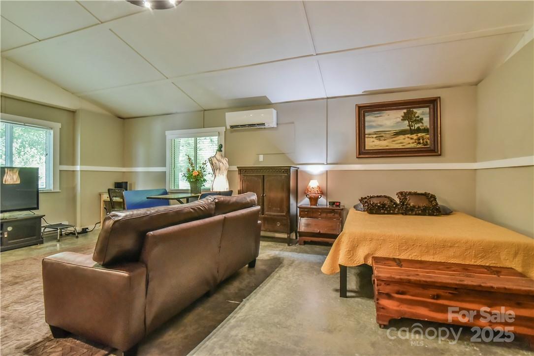 543 College Street Property Photo 4