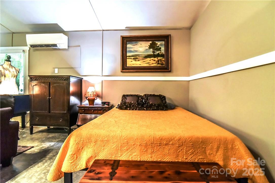 543 College Street Property Photo 5