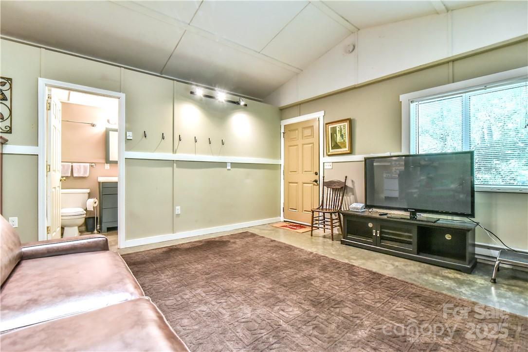 543 College Street Property Photo 6