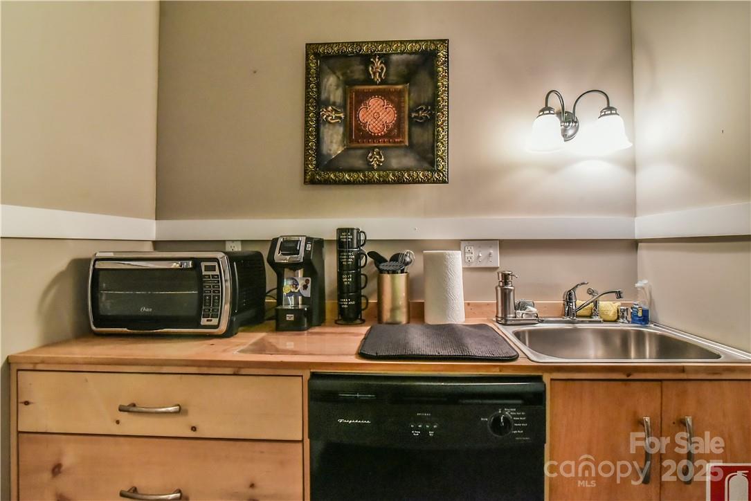 543 College Street Property Photo 8
