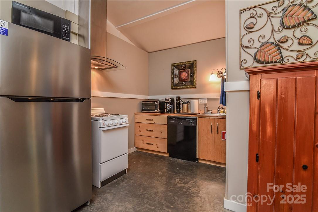 543 College Street Property Photo 9
