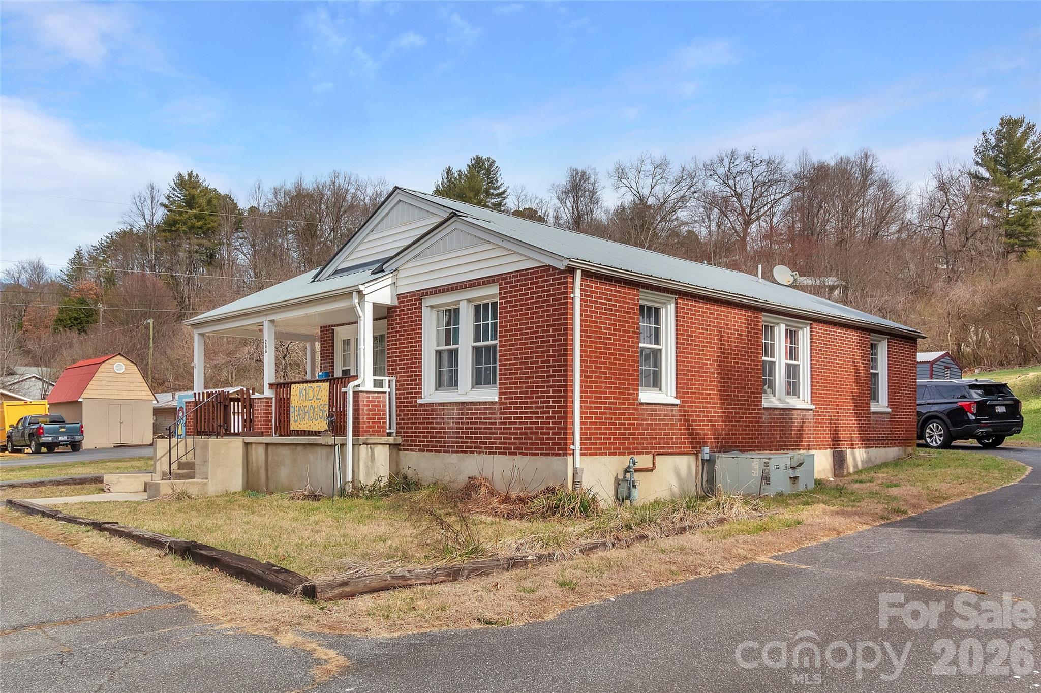 286 Skyland Drive Property Photo 1