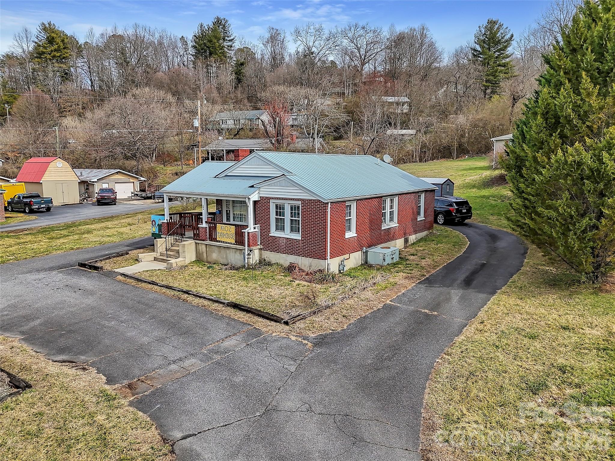 286 Skyland Drive Property Photo 3