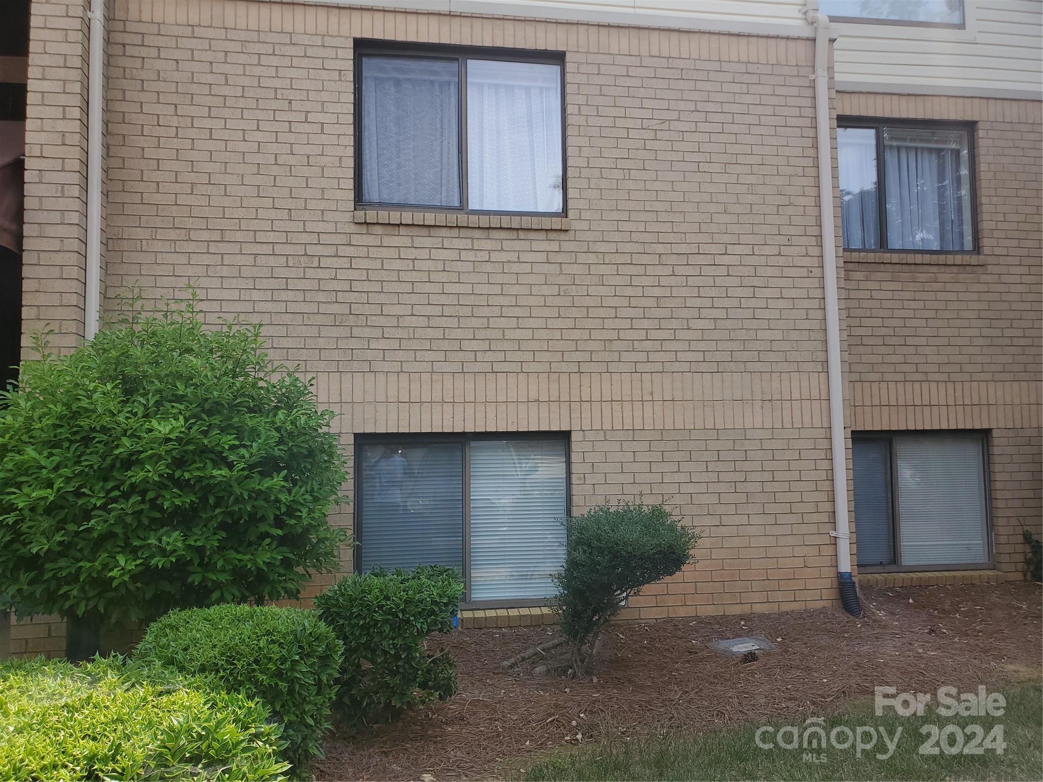 4804 Spring Lake Drive B Property Photo 1