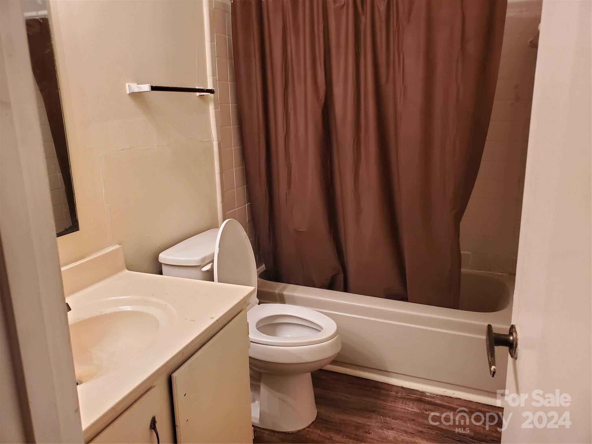 4804 Spring Lake Drive B Property Photo 3