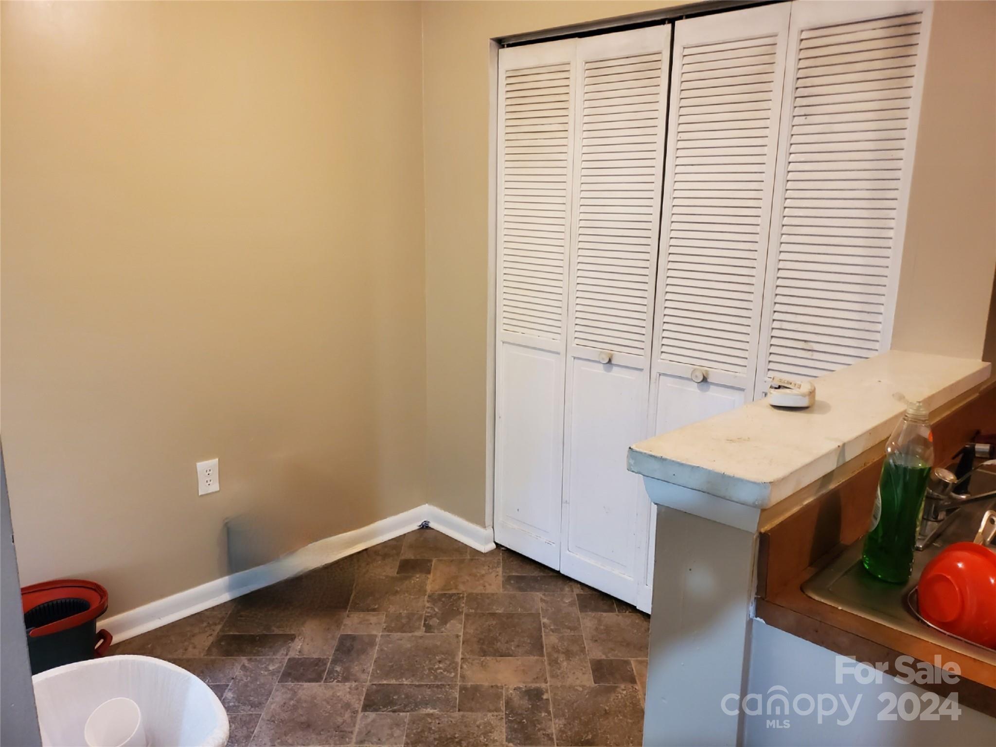 4804 Spring Lake Drive B Property Photo 11