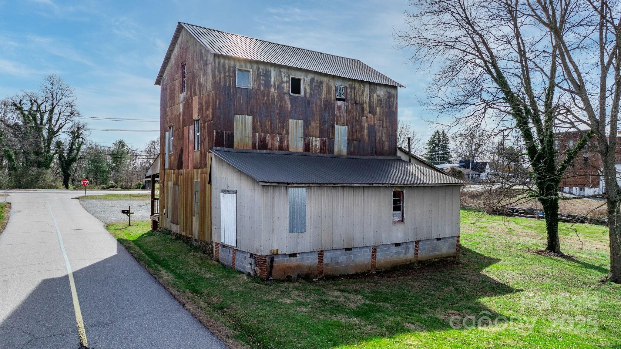 53 2nd Avenue Property Photo 15