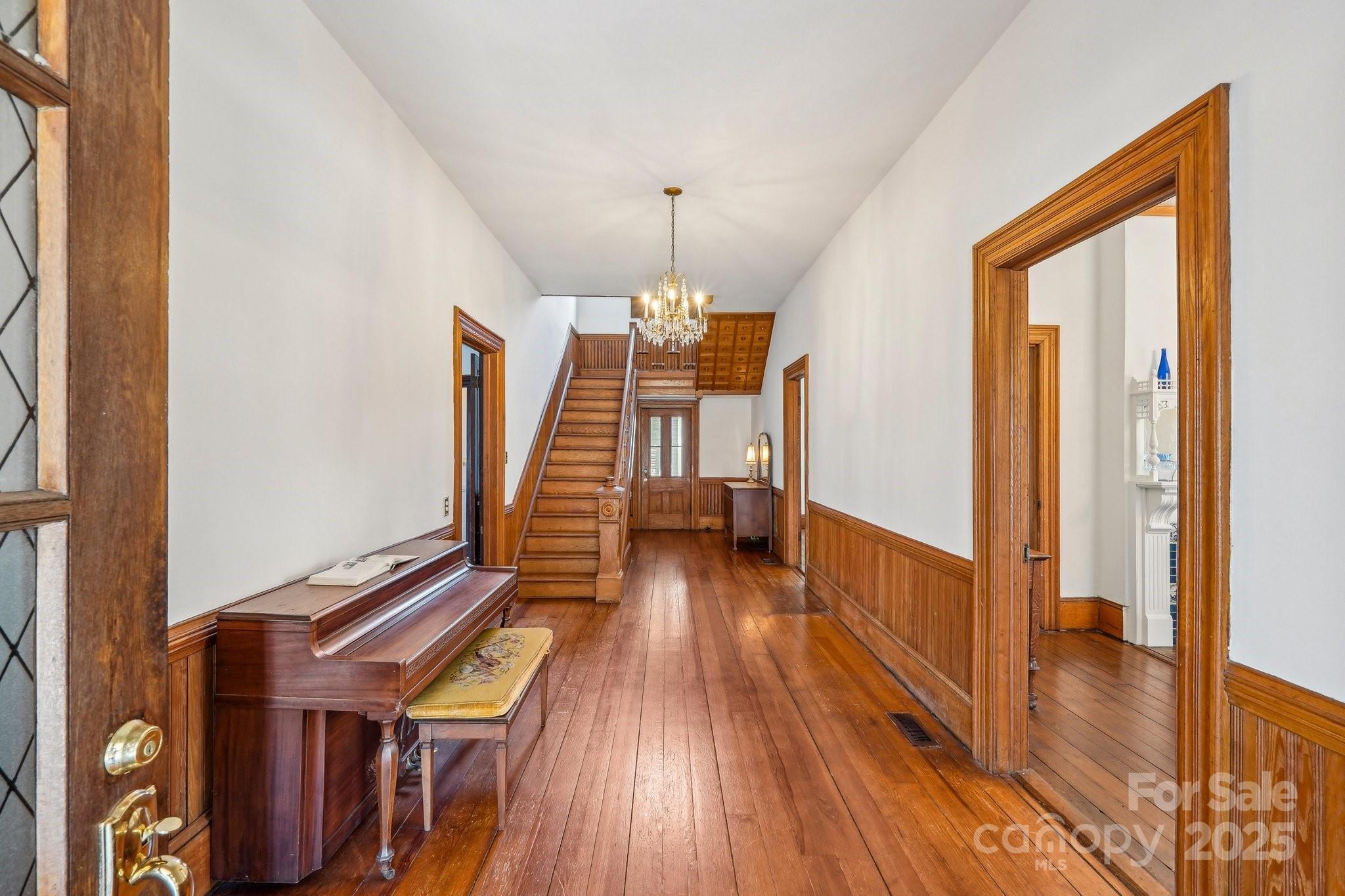 404 W Kerr Street Property Photo 3