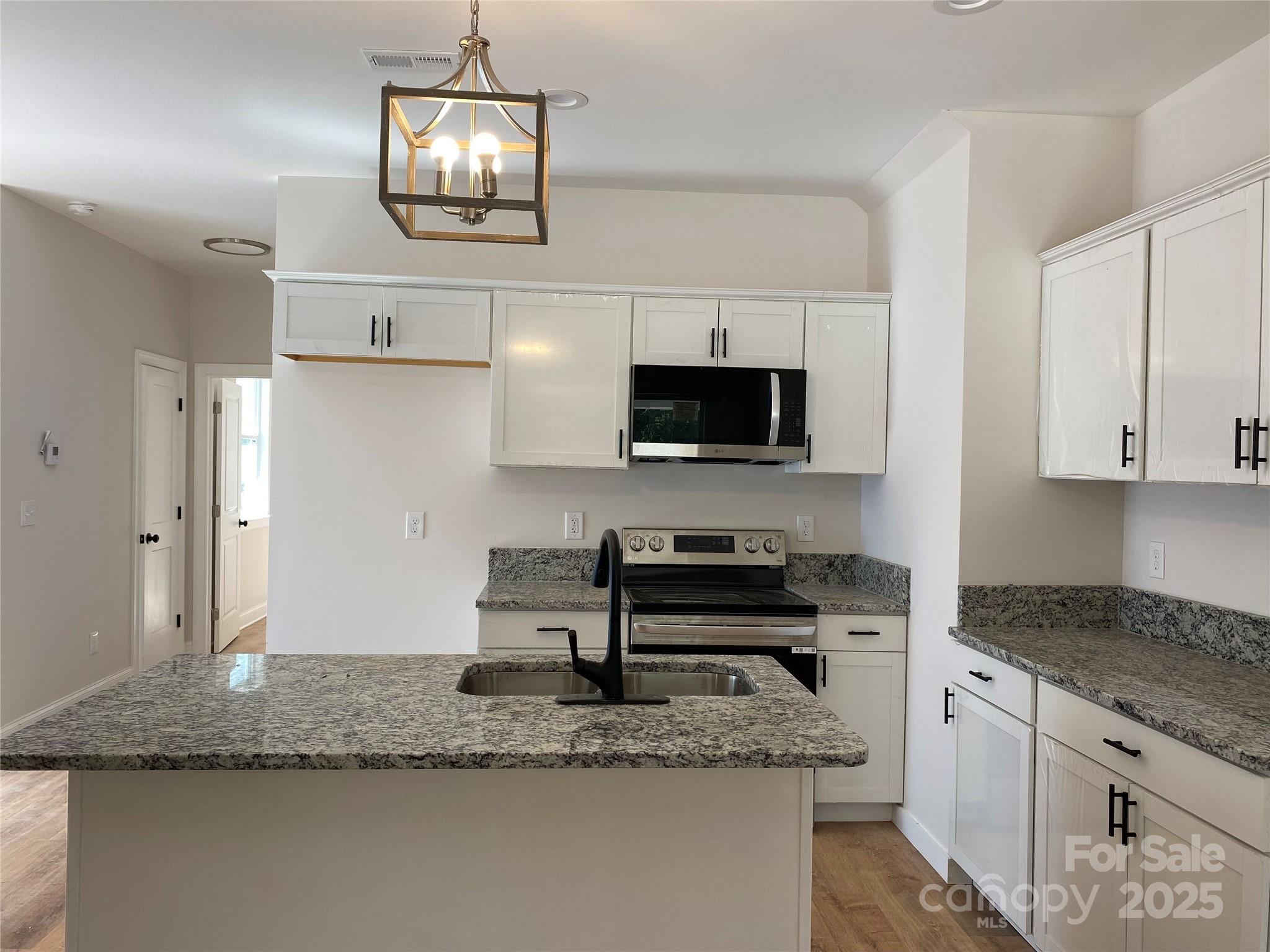 814 W Raleigh Avenue Property Photo 2