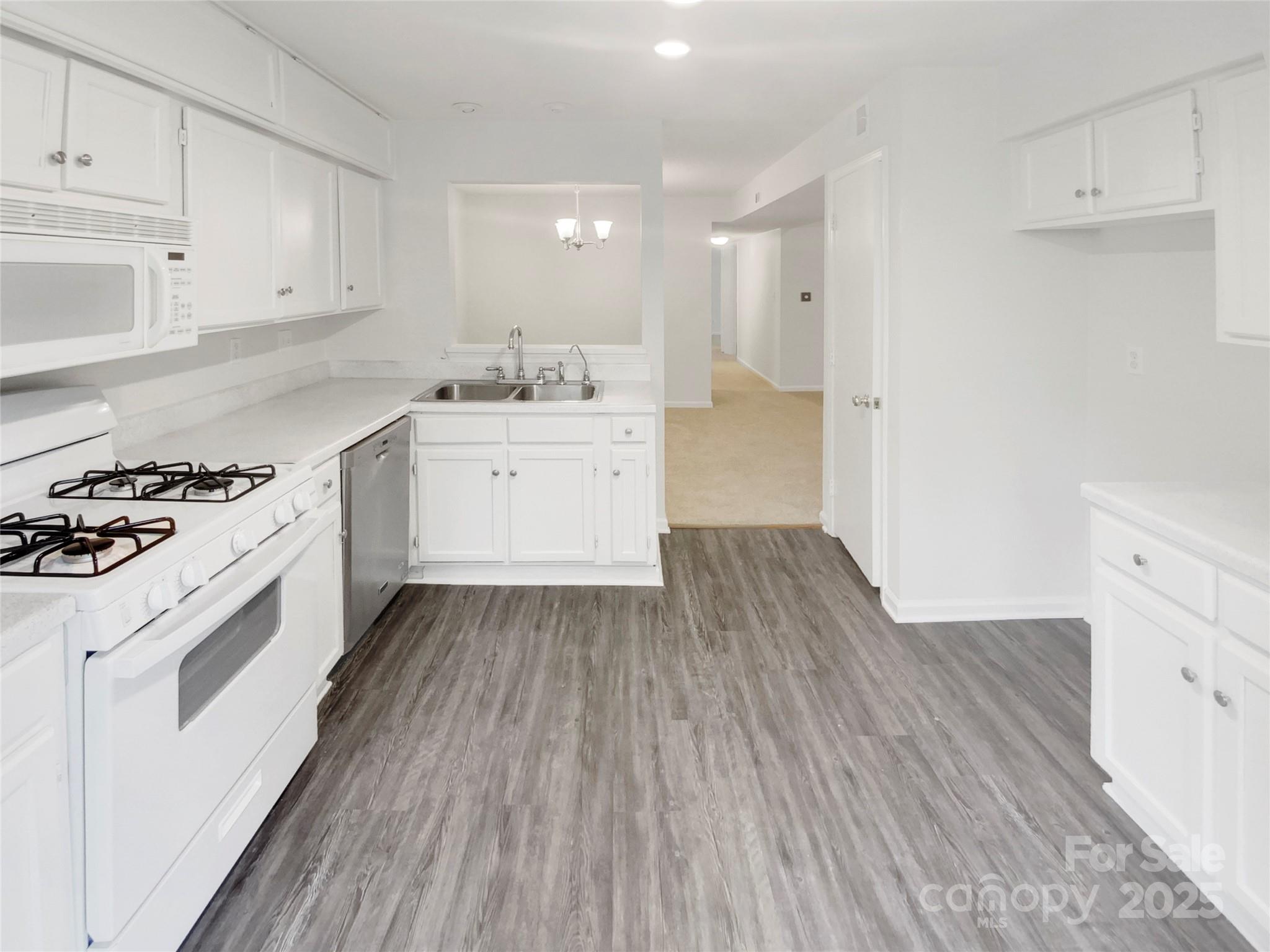 6003 Treetop Court Property Photo 3