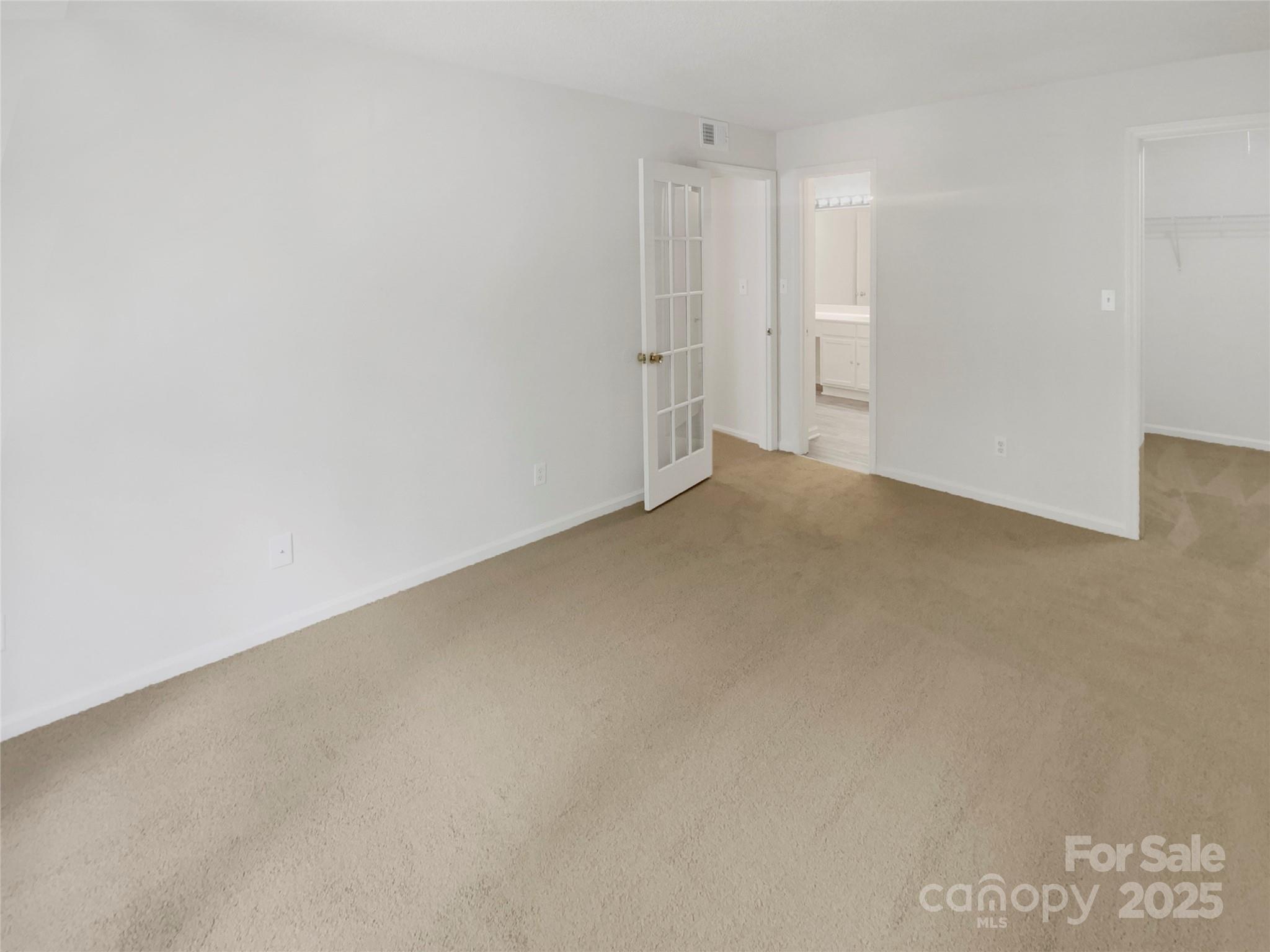 6003 Treetop Court Property Photo 4