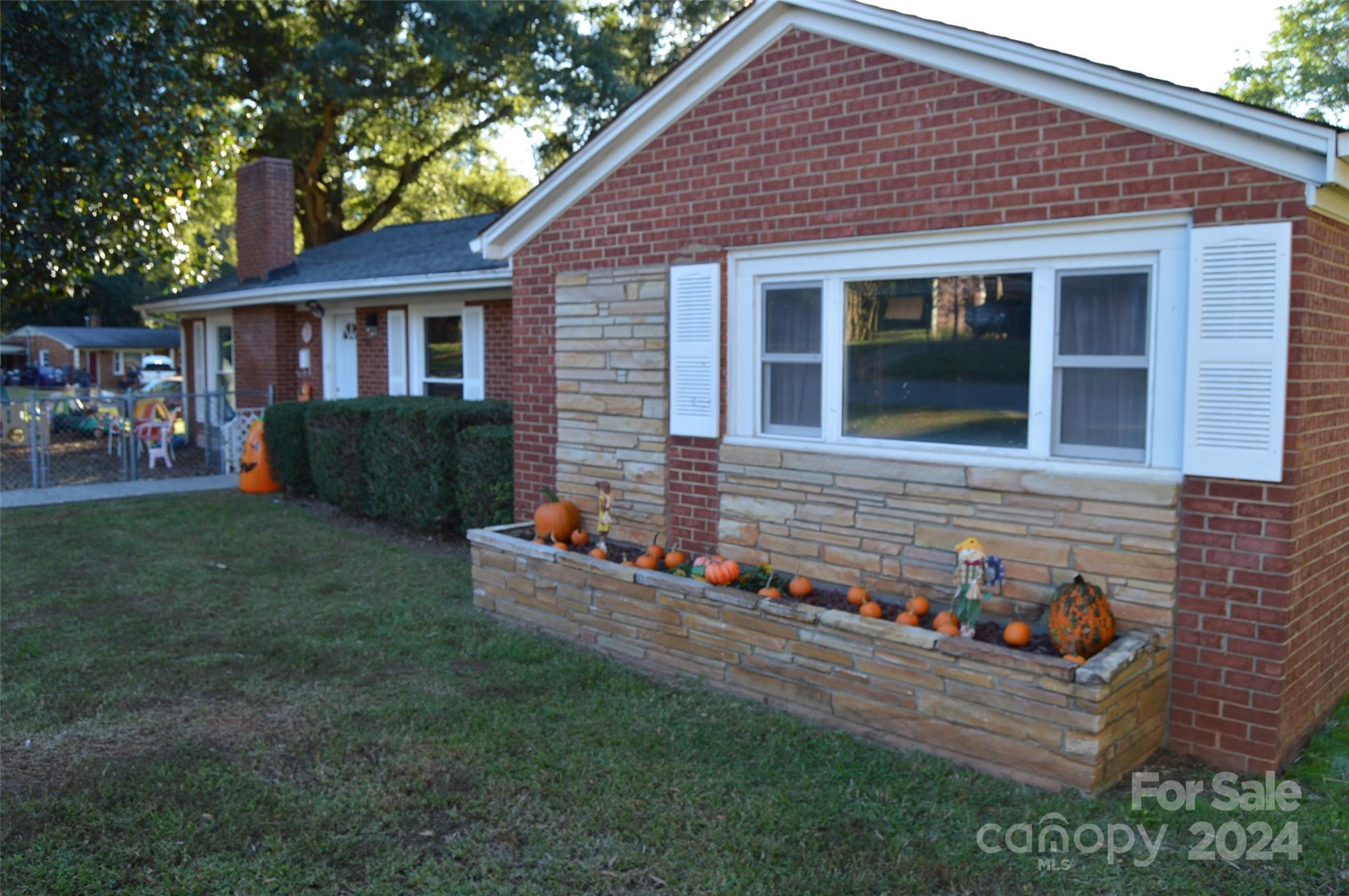 437 Hillcrest Road Property Photo 2