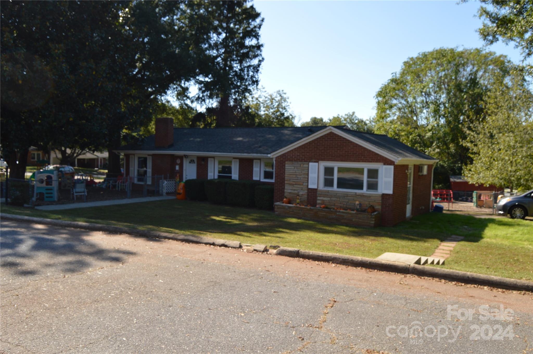 437 Hillcrest Road Property Photo 3