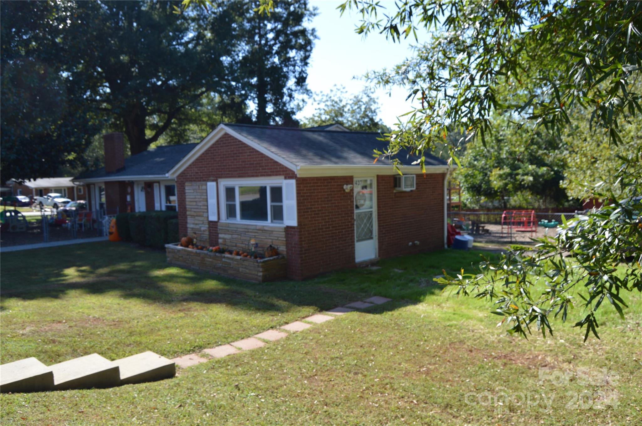 437 Hillcrest Road Property Photo 4