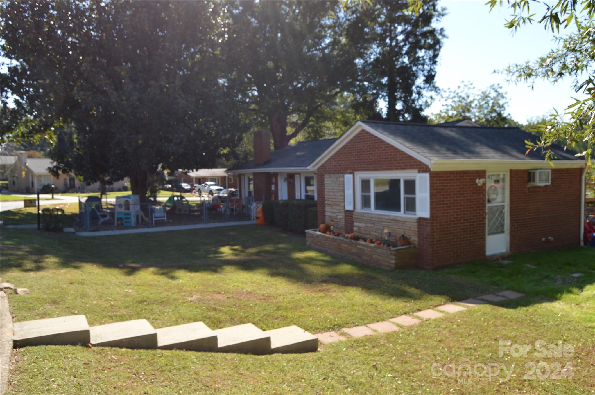 437 Hillcrest Road Property Photo 5