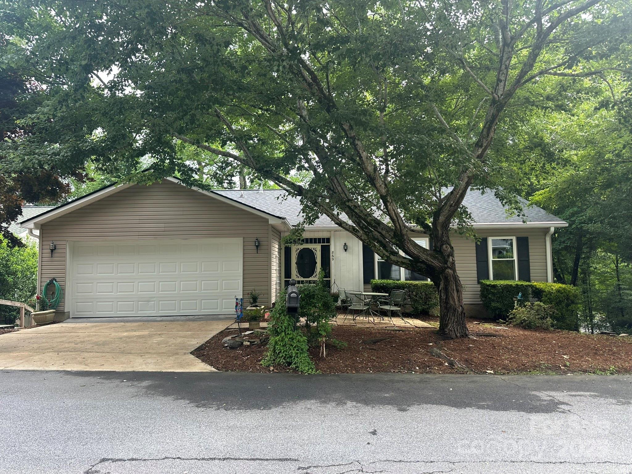 869 Sandburg Terrace Property Photo 1