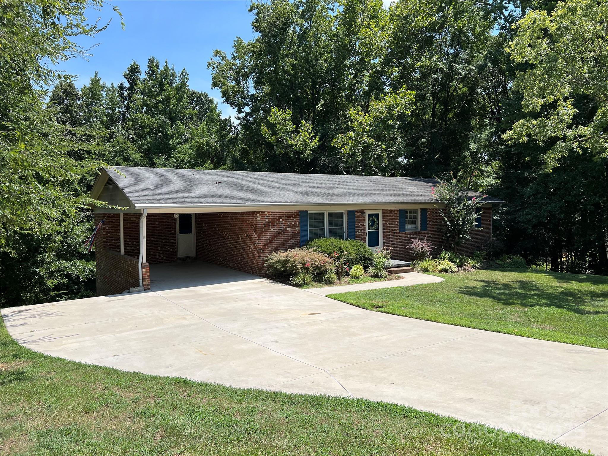 1111 S Skyland Drive Property Photo 2