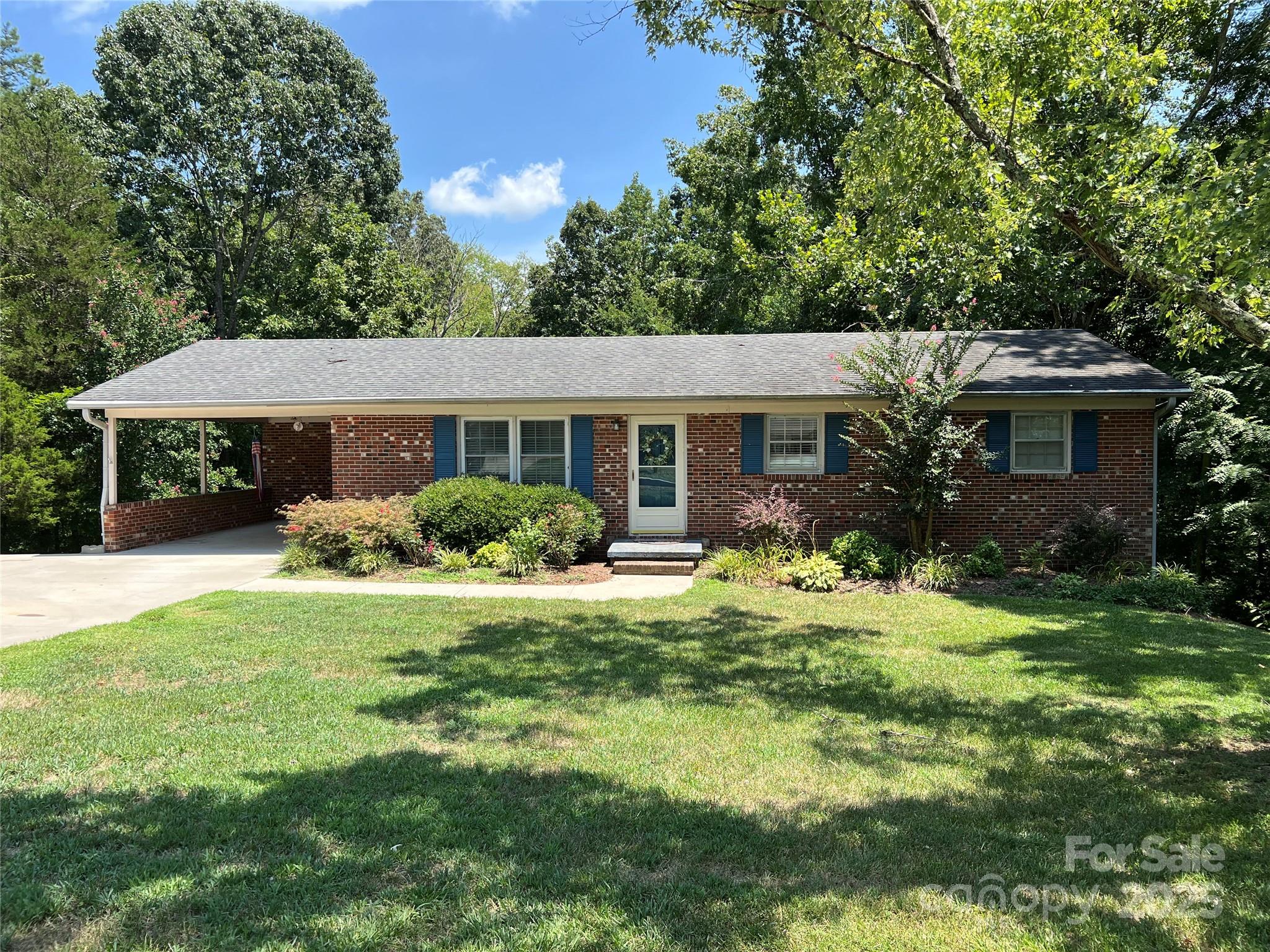 1111 S Skyland Drive Property Photo 3