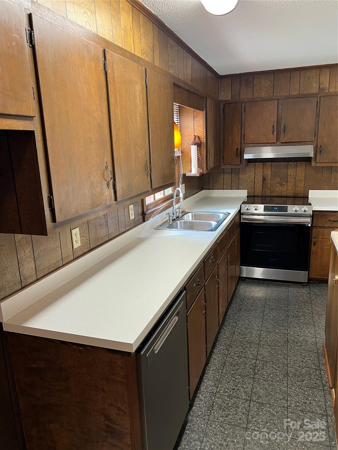 1111 S Skyland Drive Property Photo 4