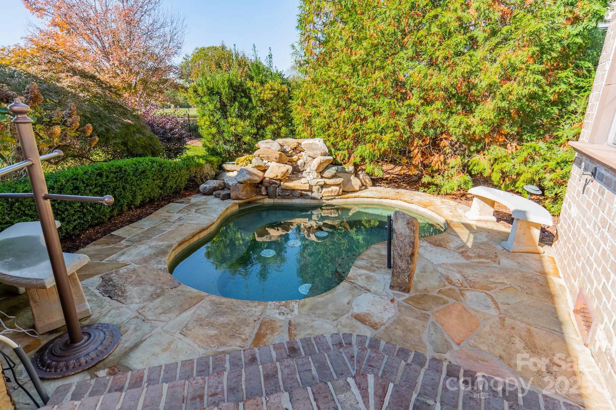 300 Eagle Bend Drive Property Photo 5