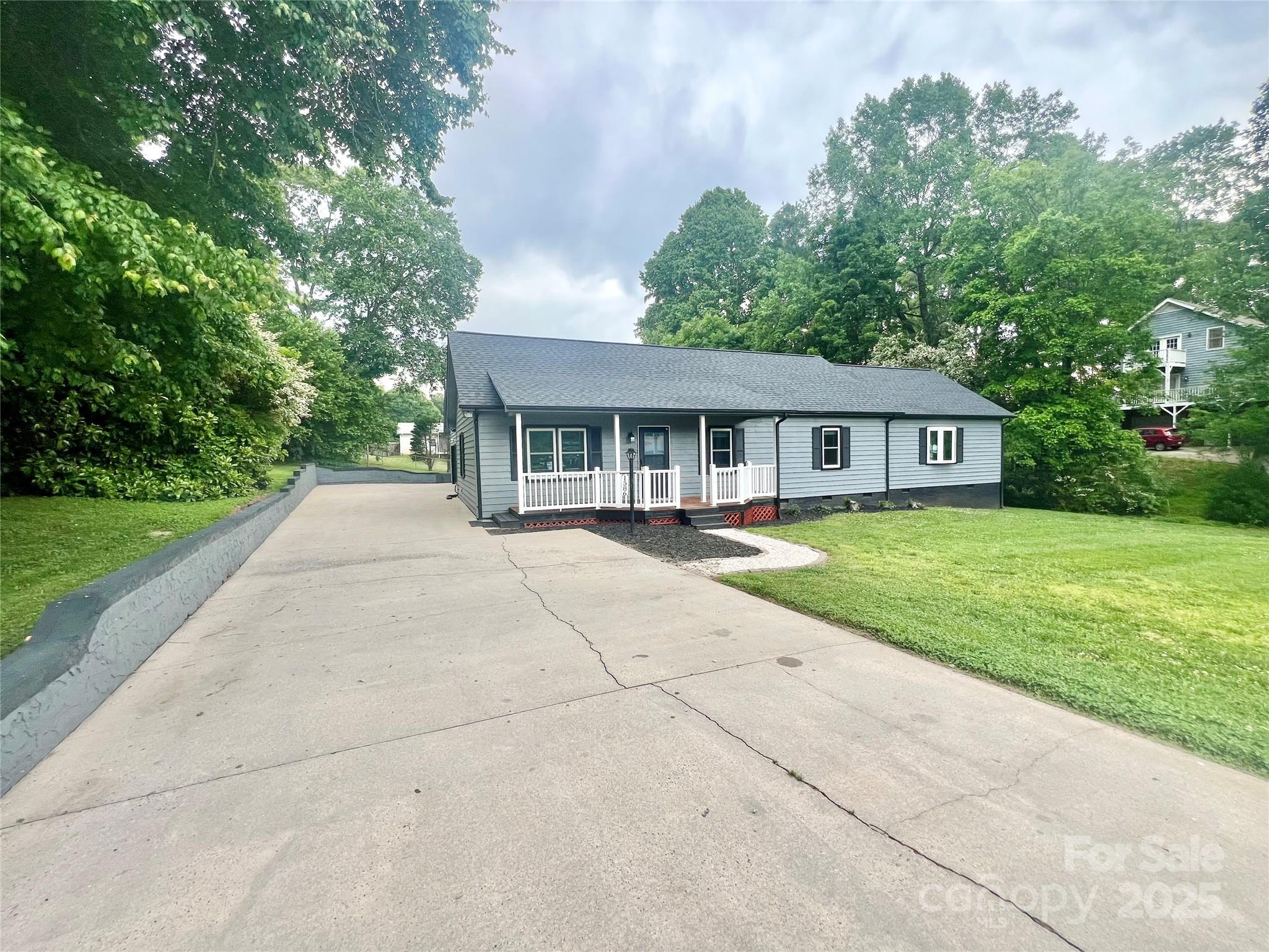 1586 Kenlane Drive Property Photo 2