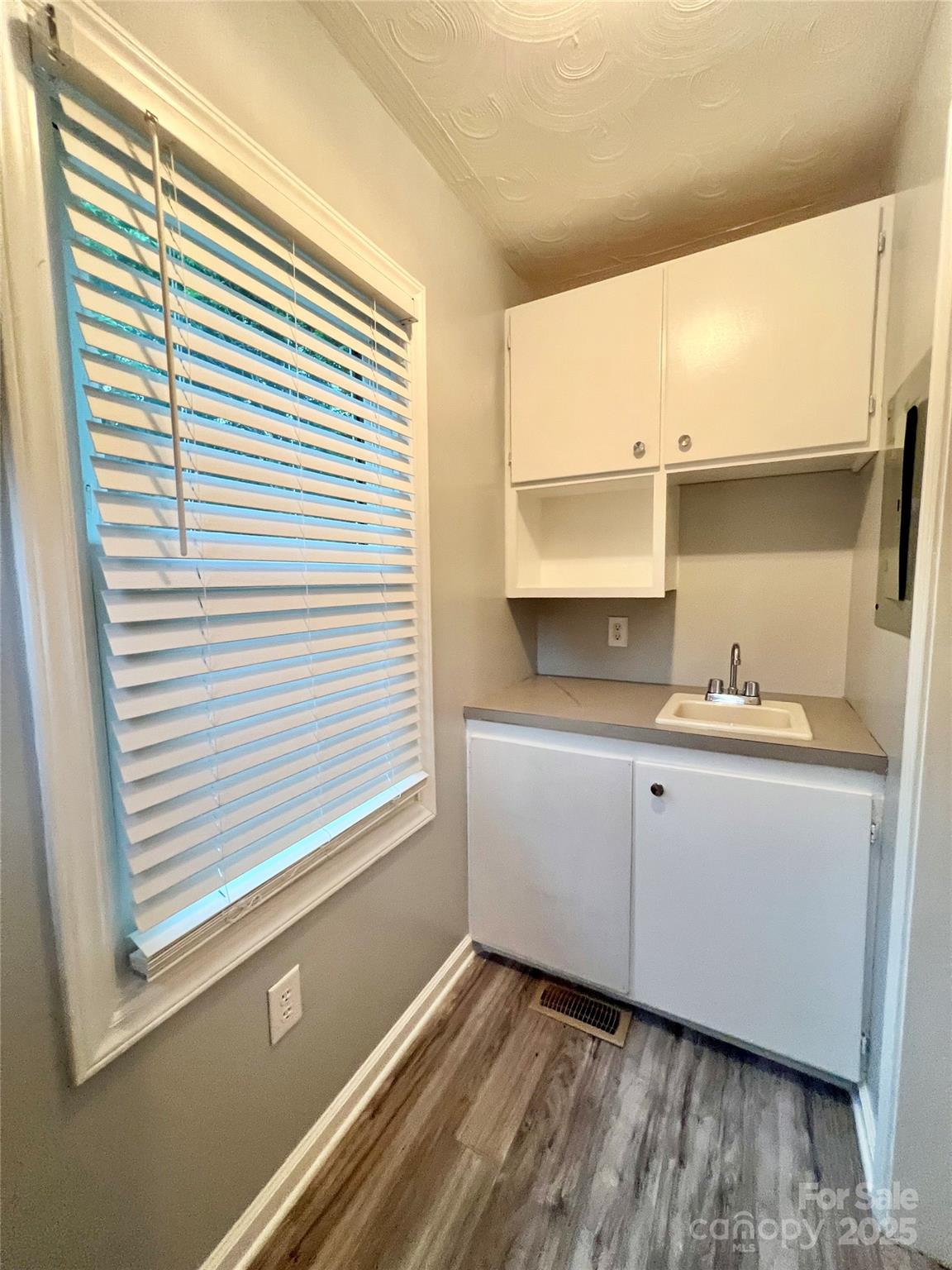 1586 Kenlane Drive Property Photo 11