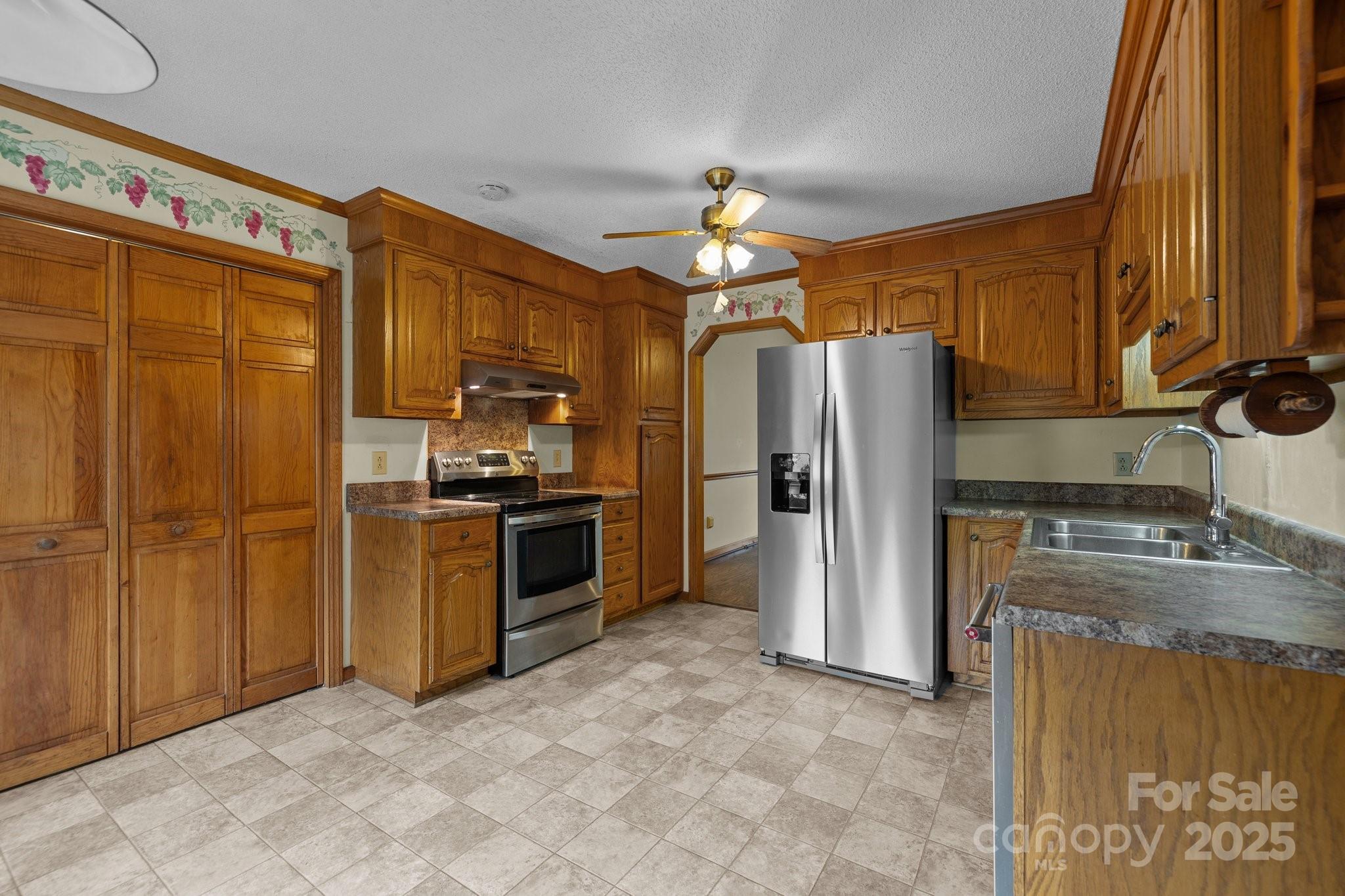 1895 S Arant Street Property Photo 5