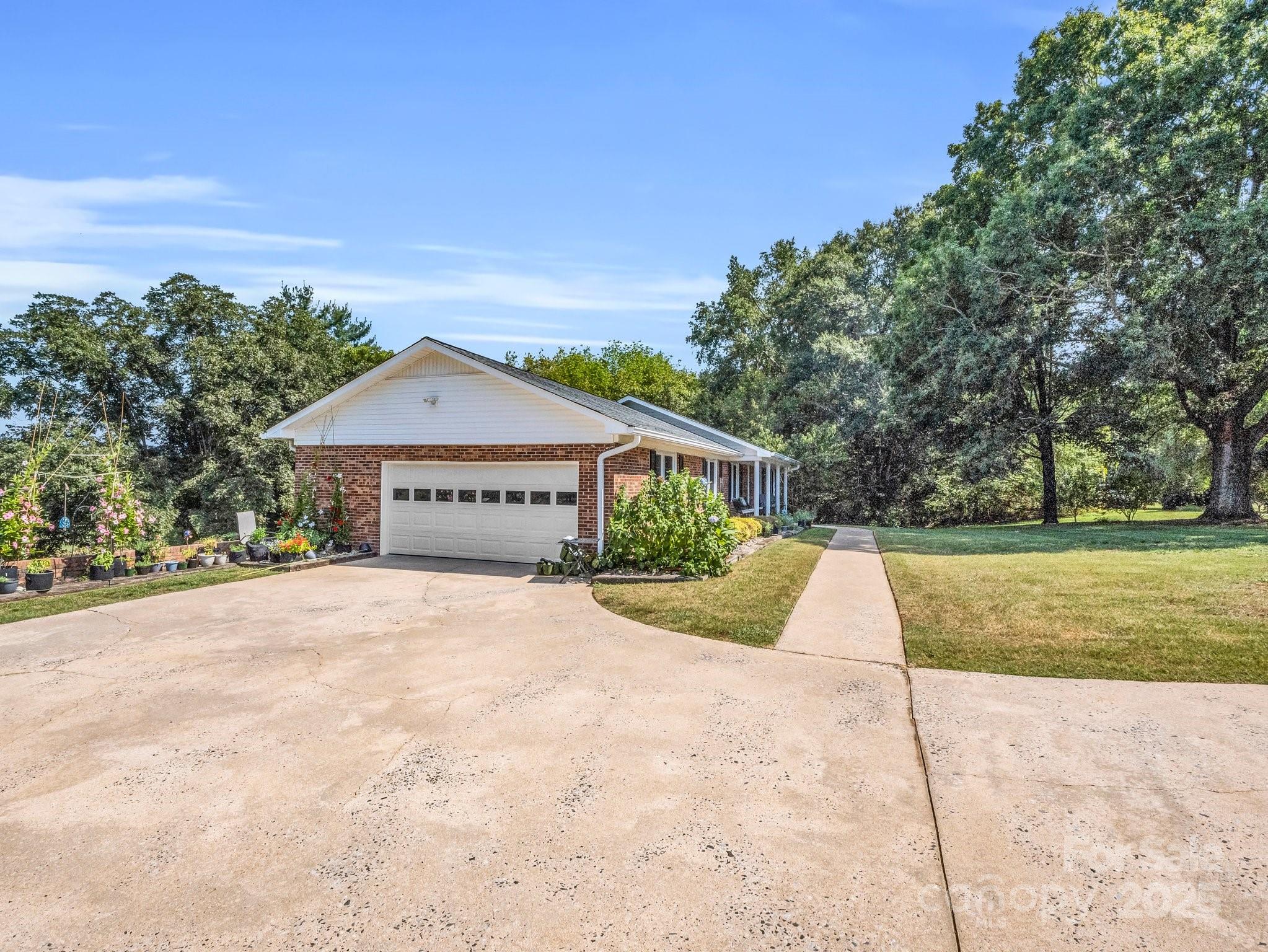 3039 Longwood Drive Property Photo 6
