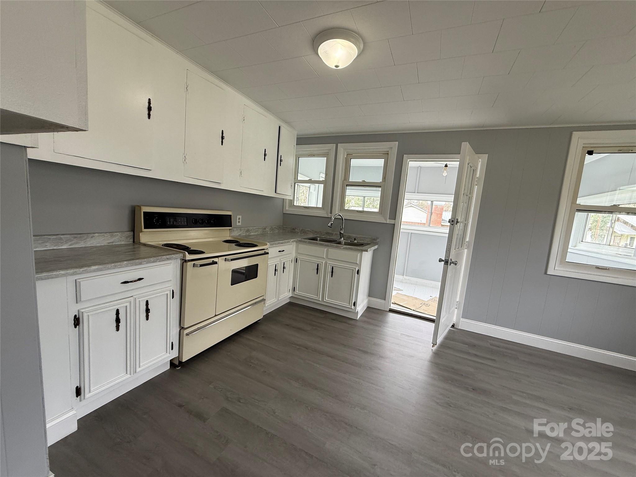 154 Burrell Avenue Property Photo 13