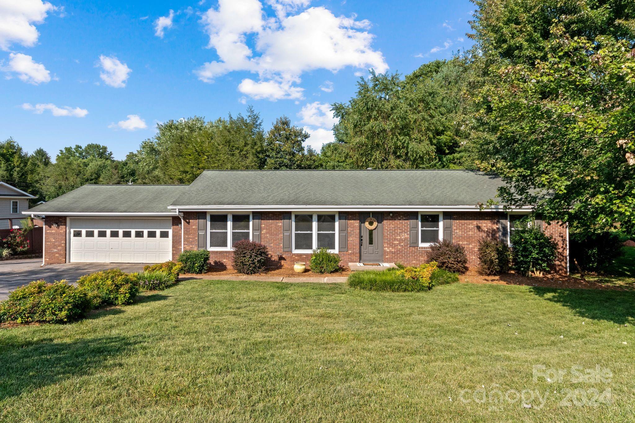 2 Fieldcrest Drive Property Photo 1