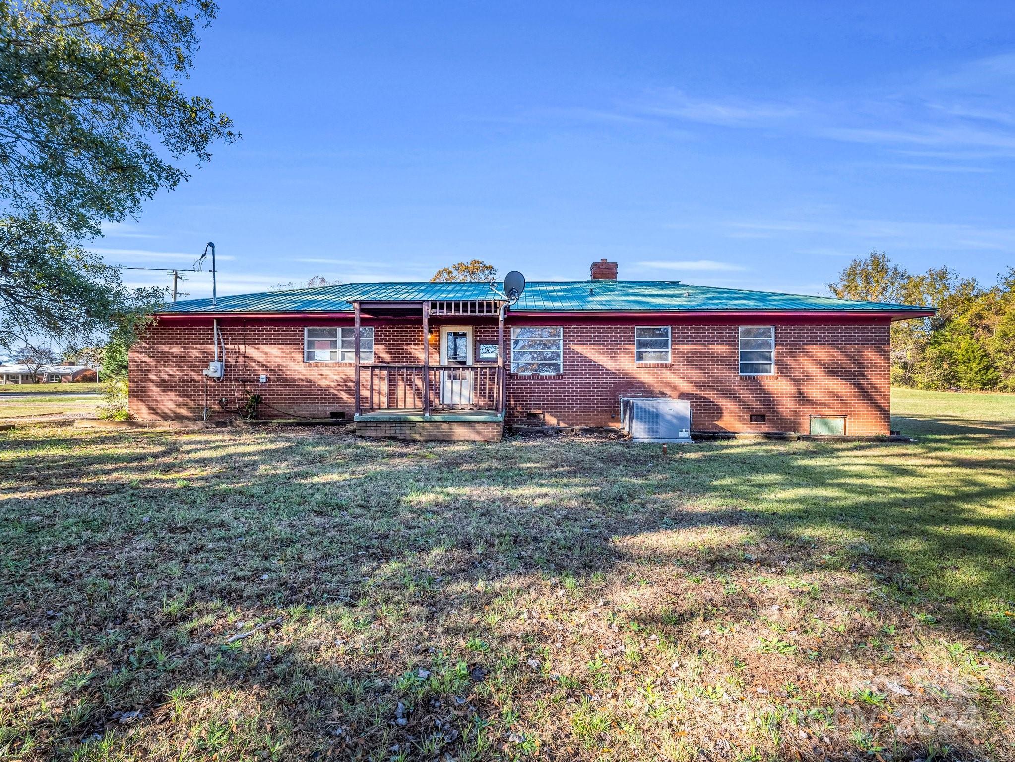 301 Doggett Road Property Photo 4