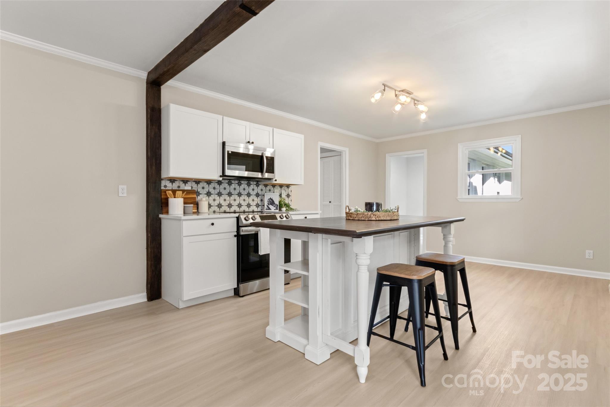2178 Eastview Road Property Photo 8