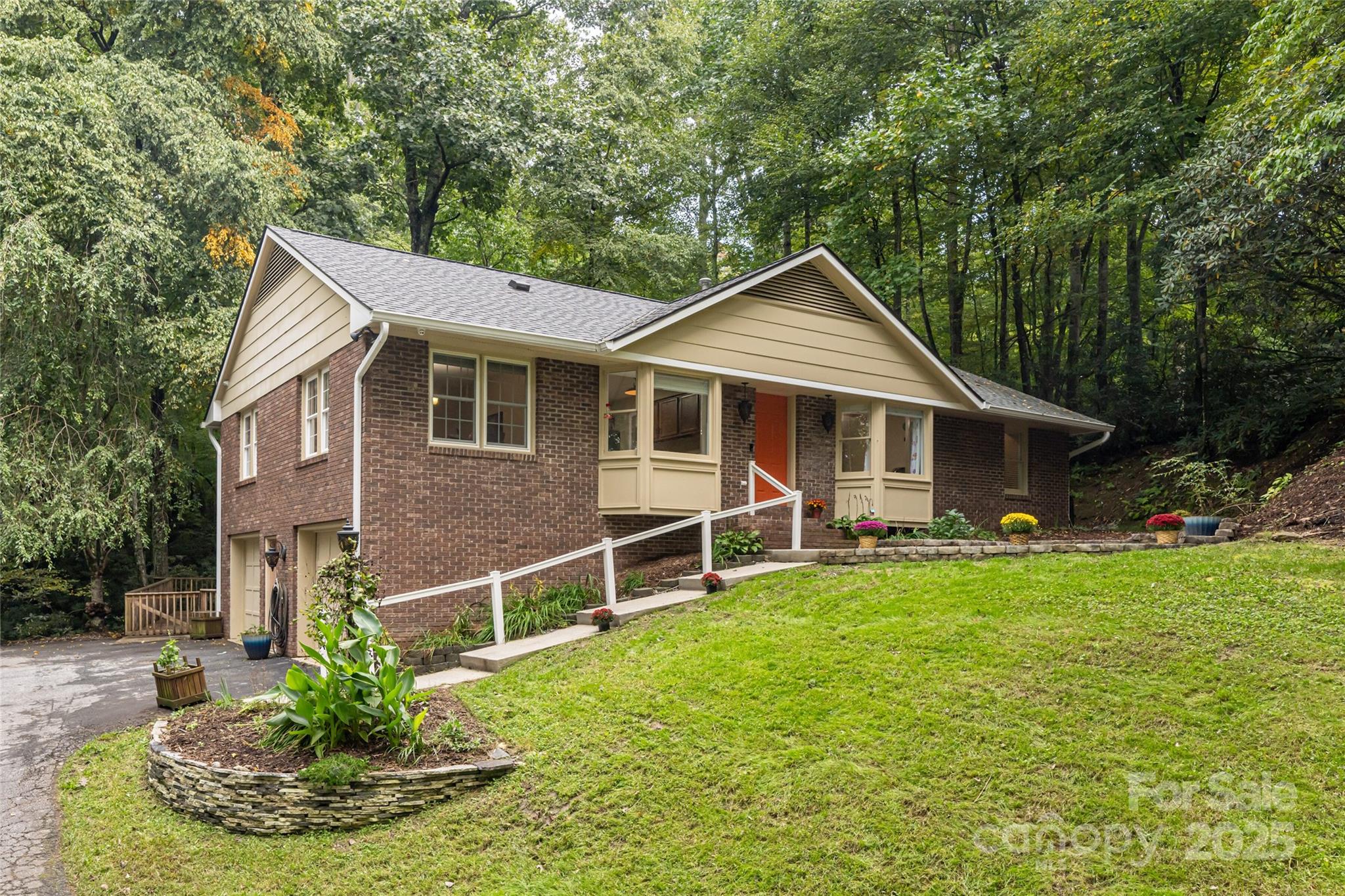 520 Oakwilde Drive Property Photo 2