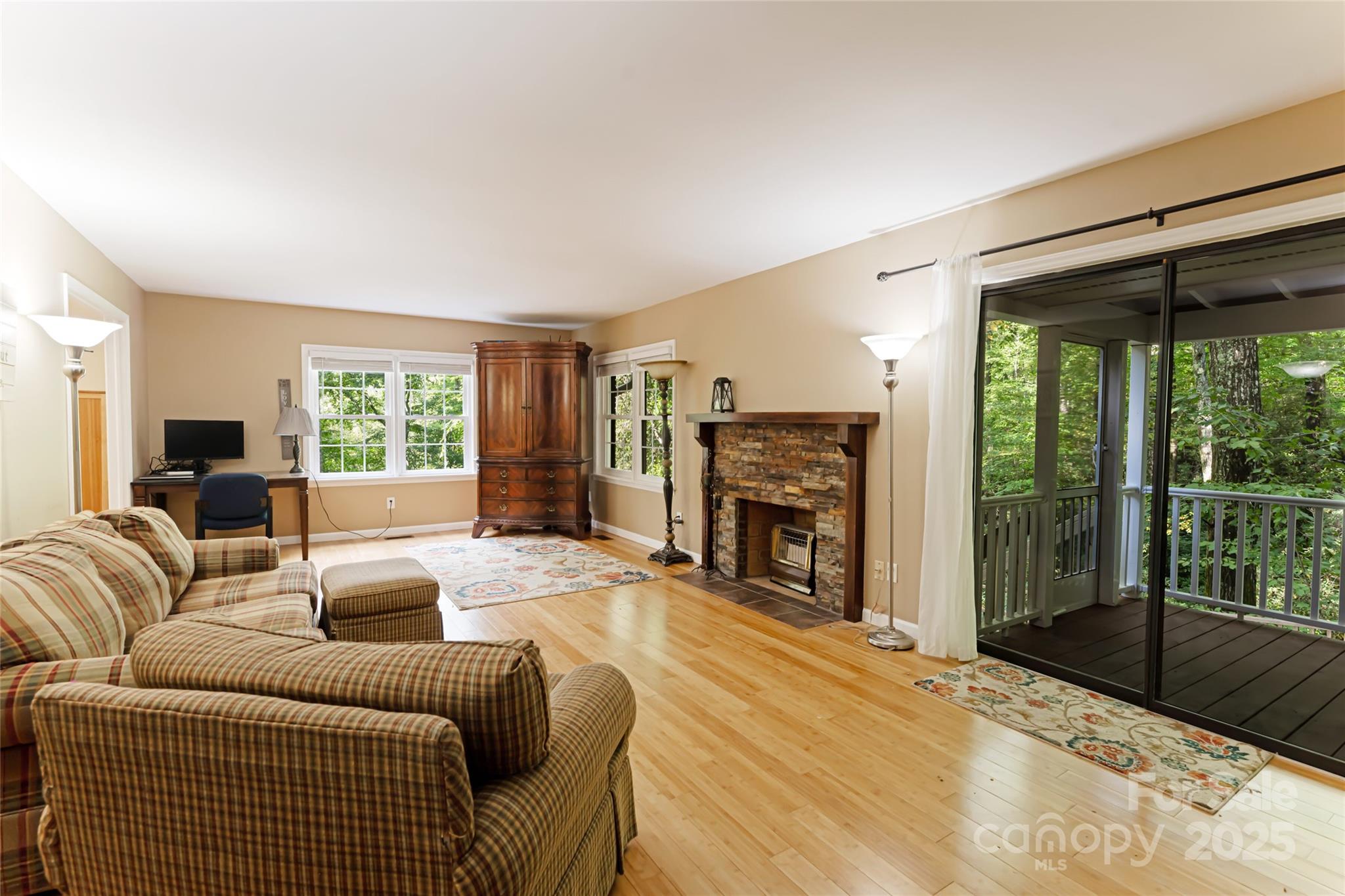 520 Oakwilde Drive Property Photo 4