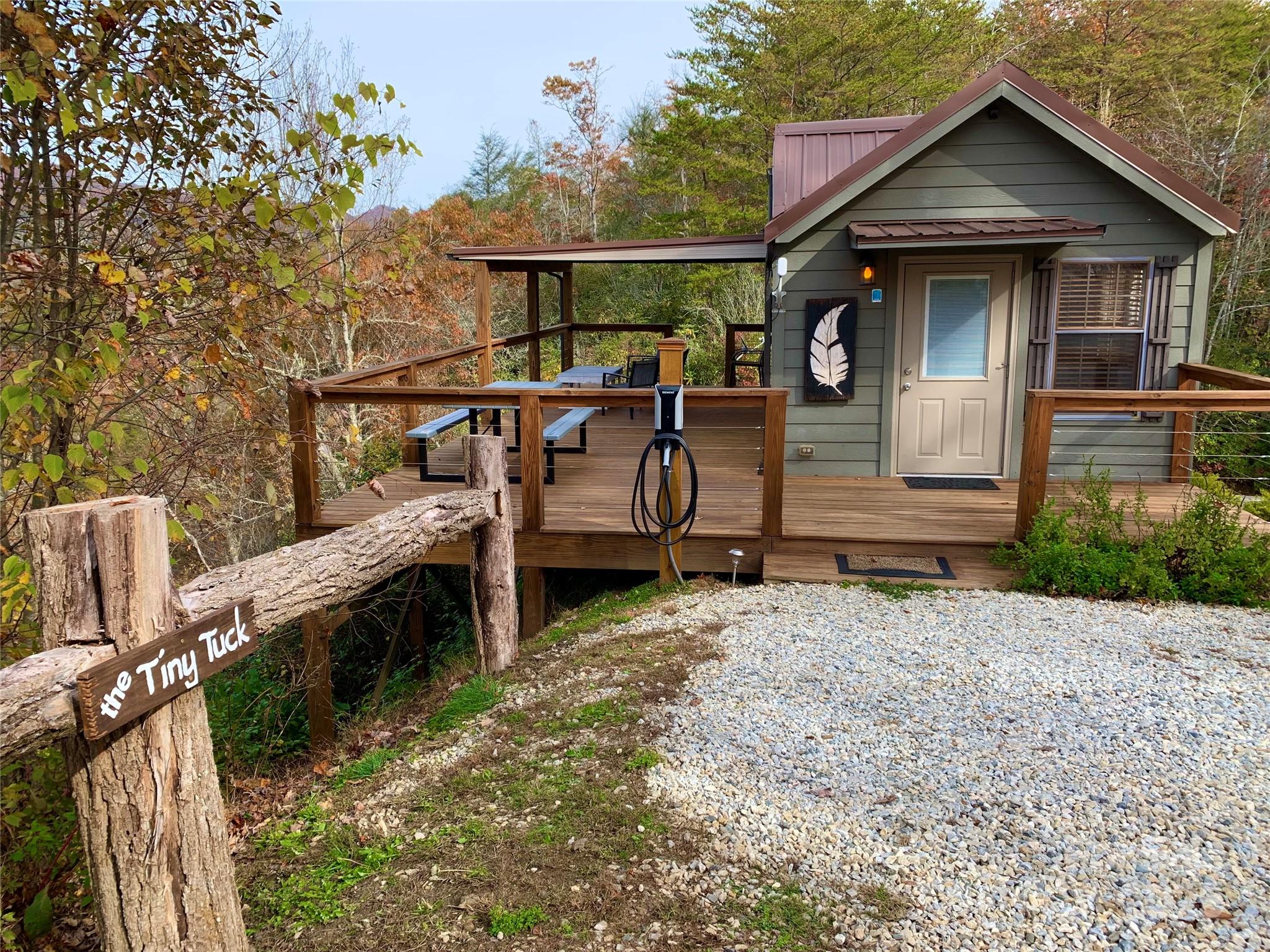1628 Round Hill Road Property Photo 7