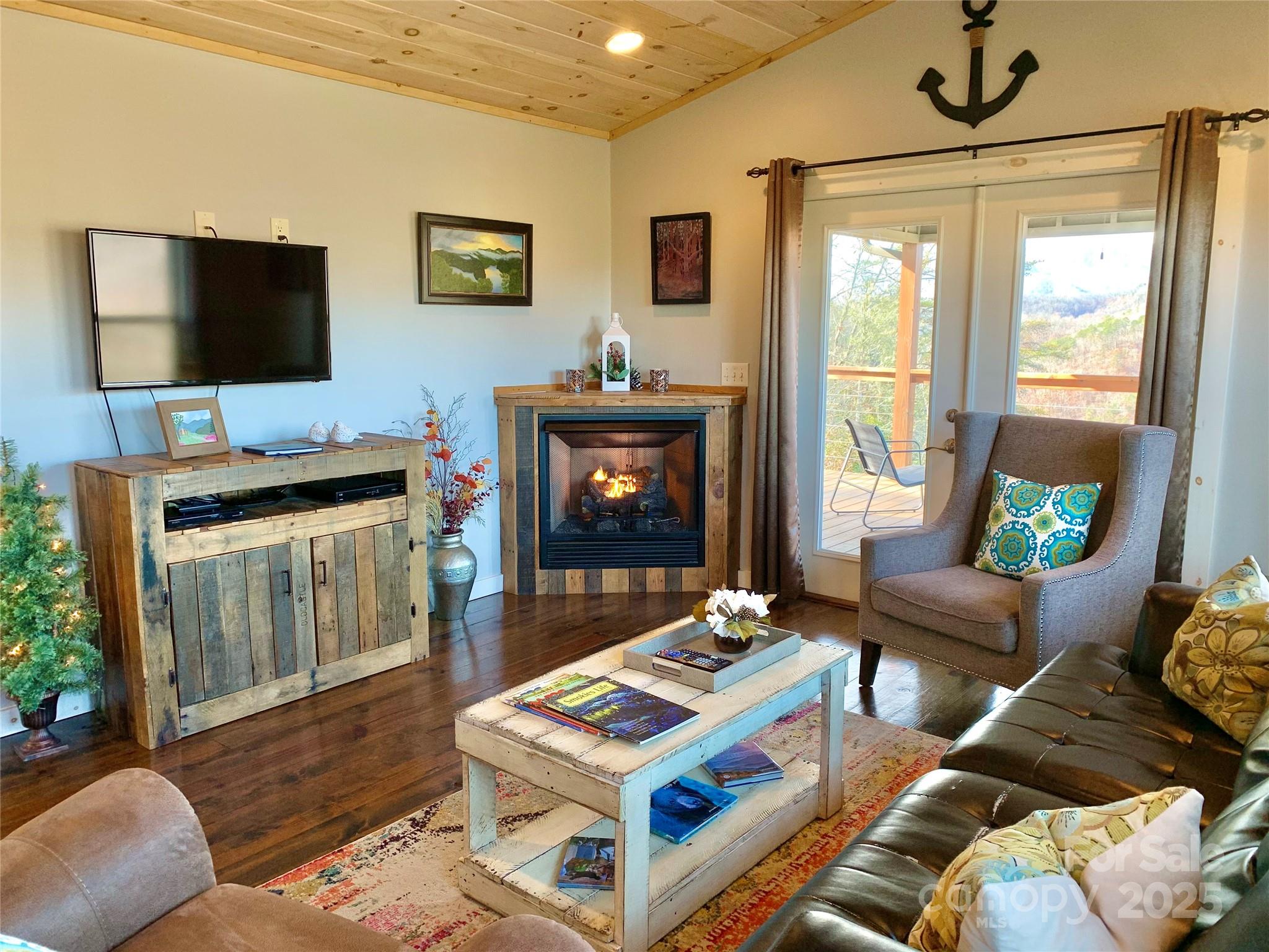 1628 Round Hill Road Property Photo 9