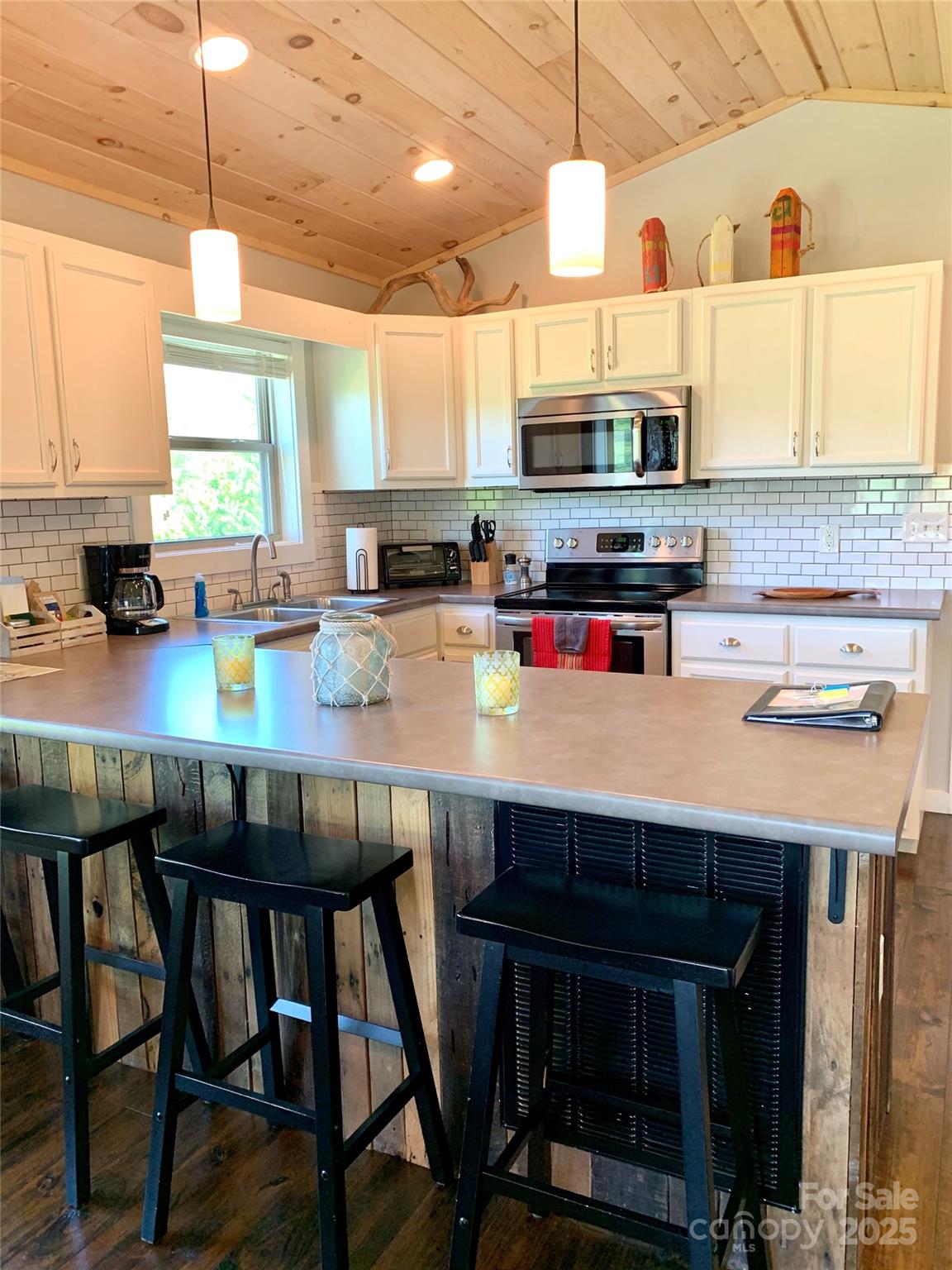 1628 Round Hill Road Property Photo 10