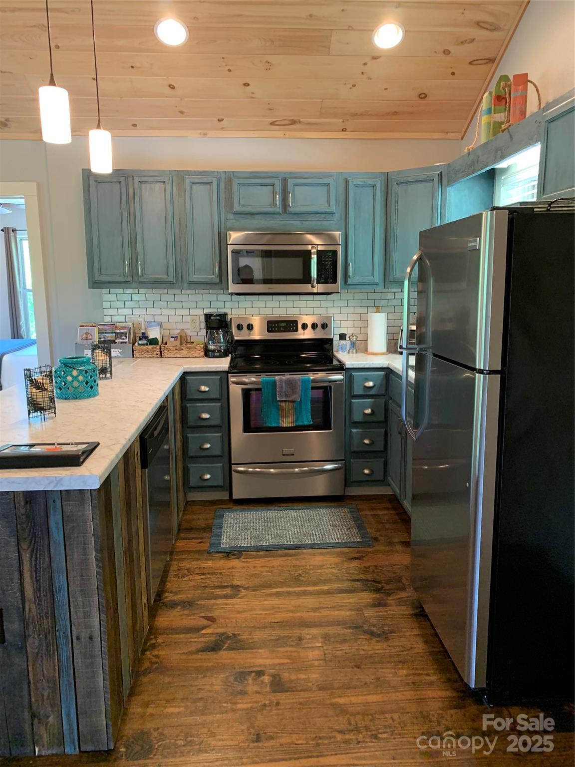 1628 Round Hill Road Property Photo 11