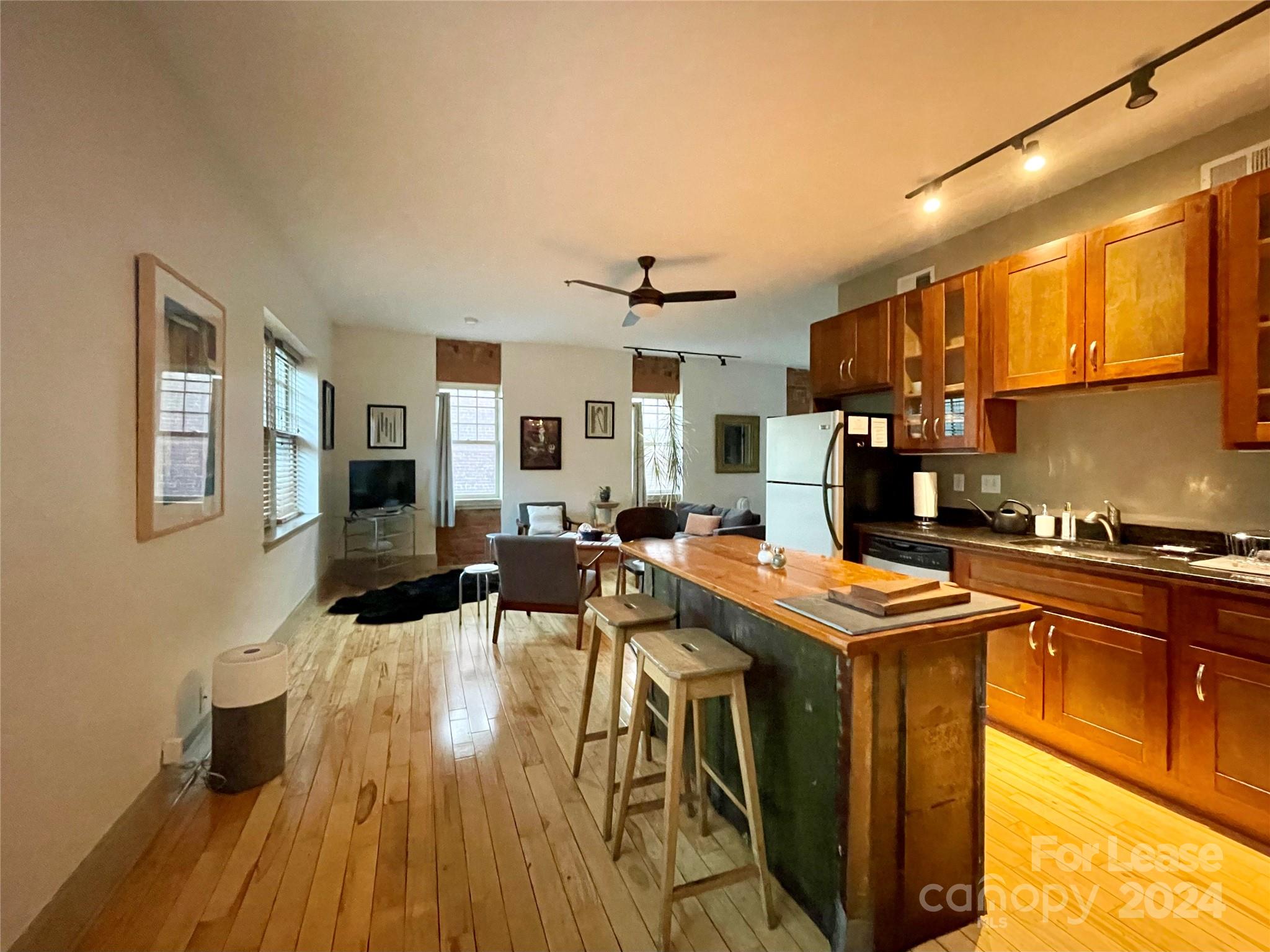 5 W Walnut Street 201 Property Photo 4