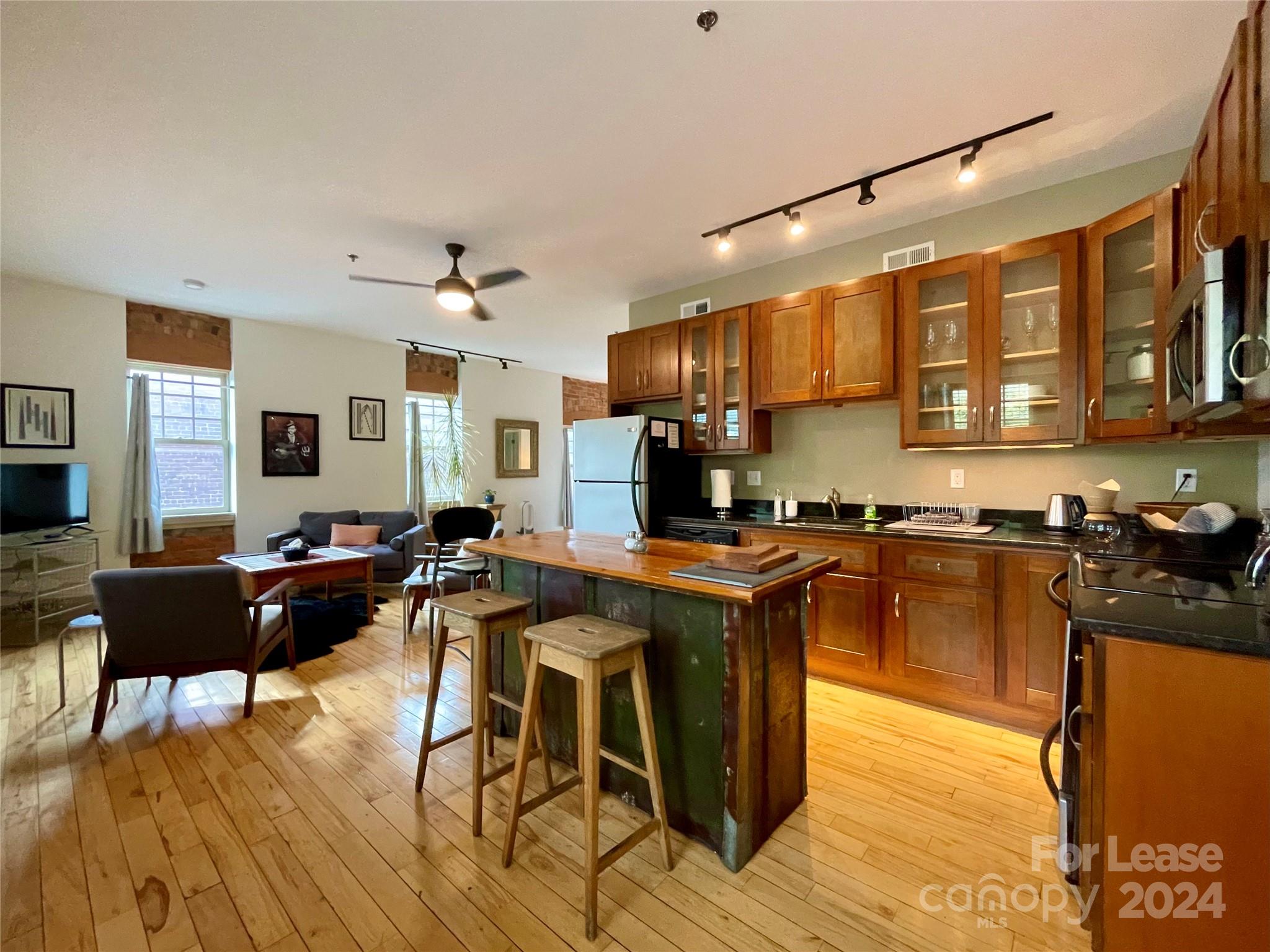 5 W Walnut Street 201 Property Photo 5