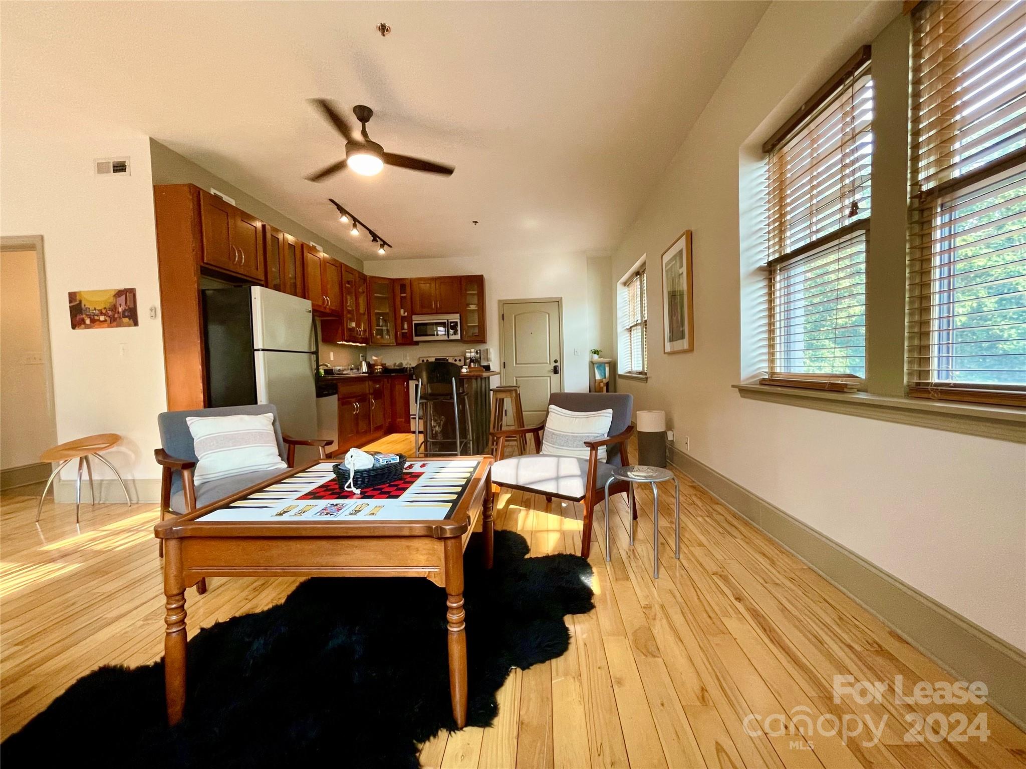 5 W Walnut Street 201 Property Photo 8