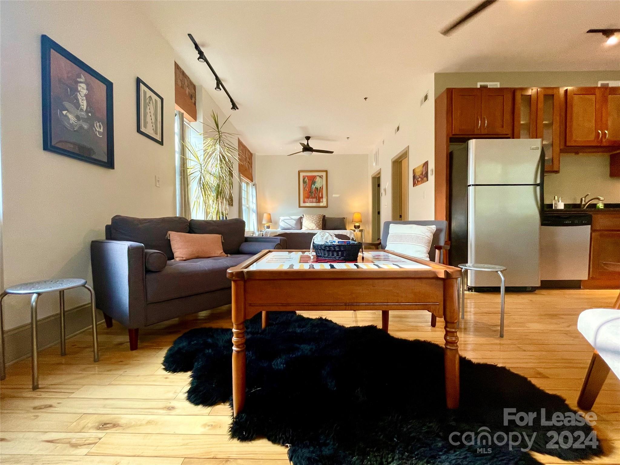 5 W Walnut Street 201 Property Photo 9