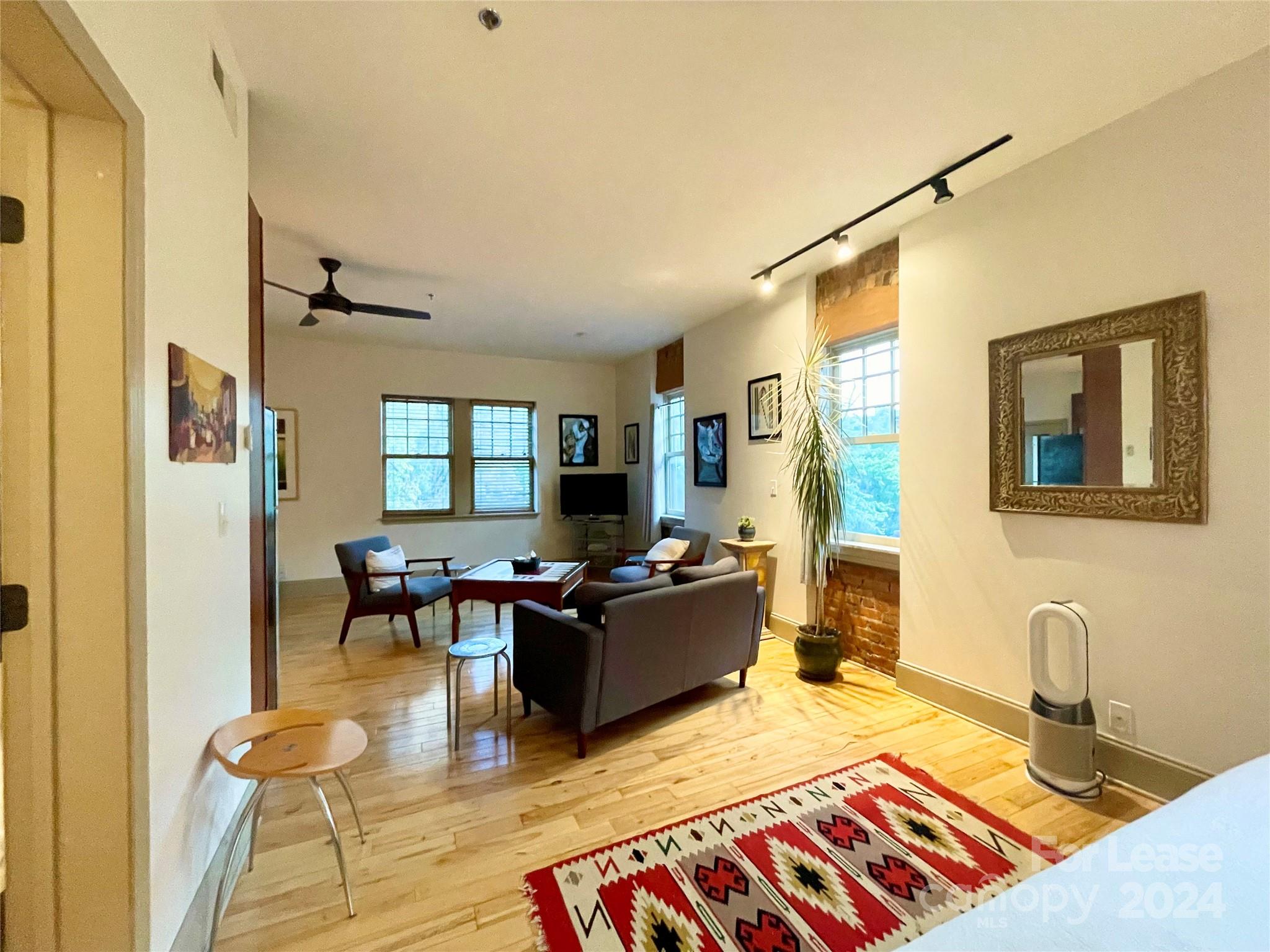 5 W Walnut Street 201 Property Photo 11