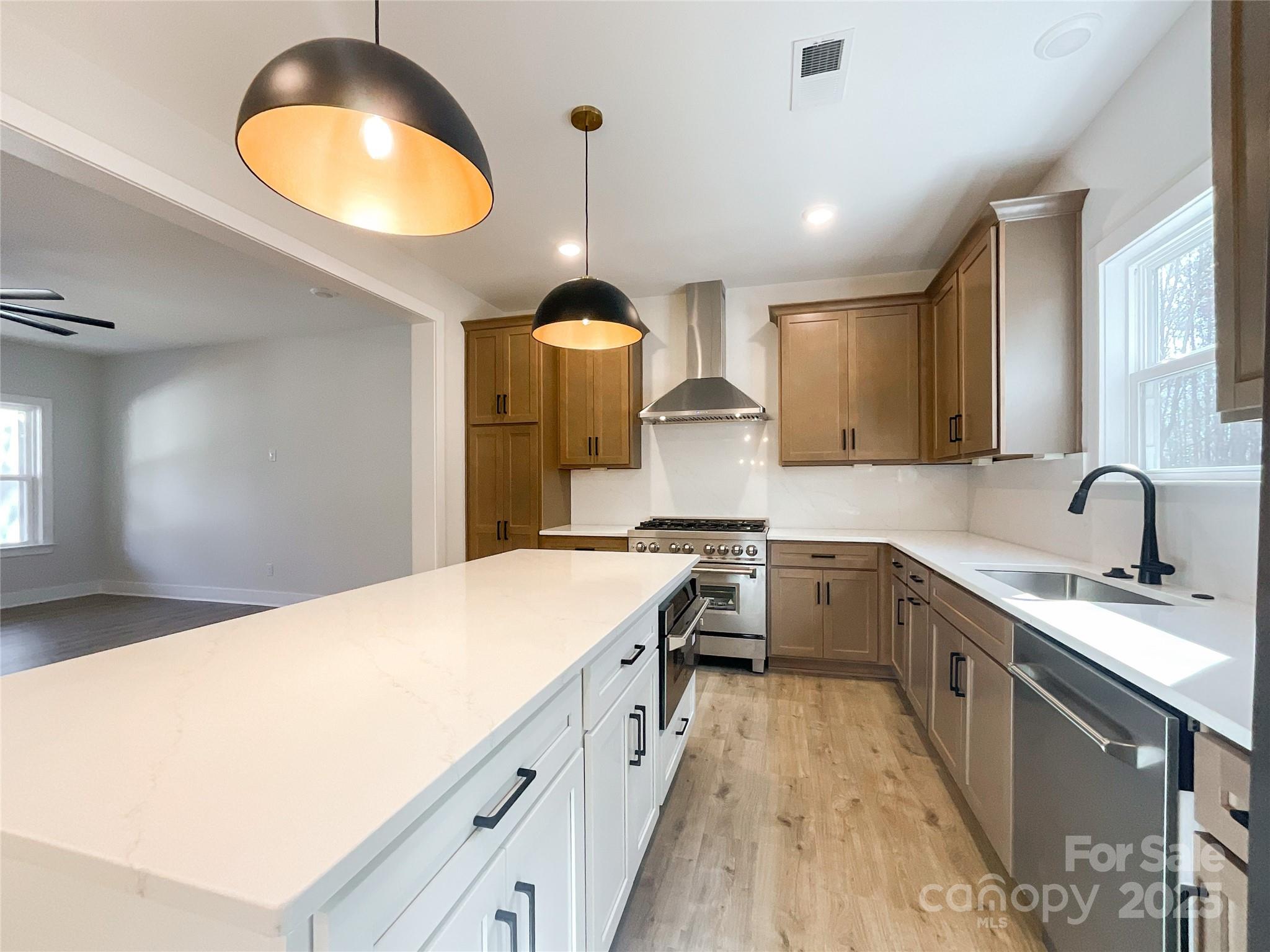 1021 Baylor Grove Property Photo 7