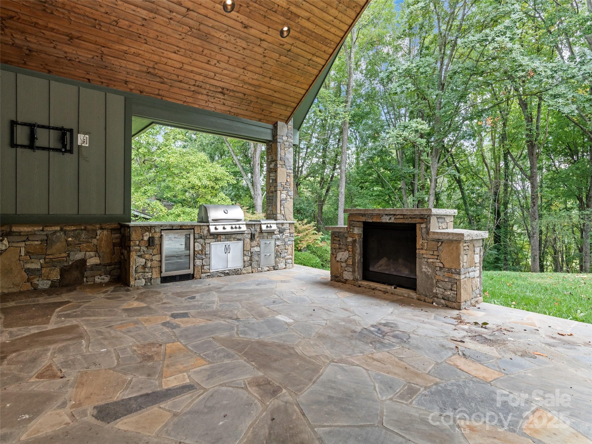 165 Breezemont Drive Property Photo 14