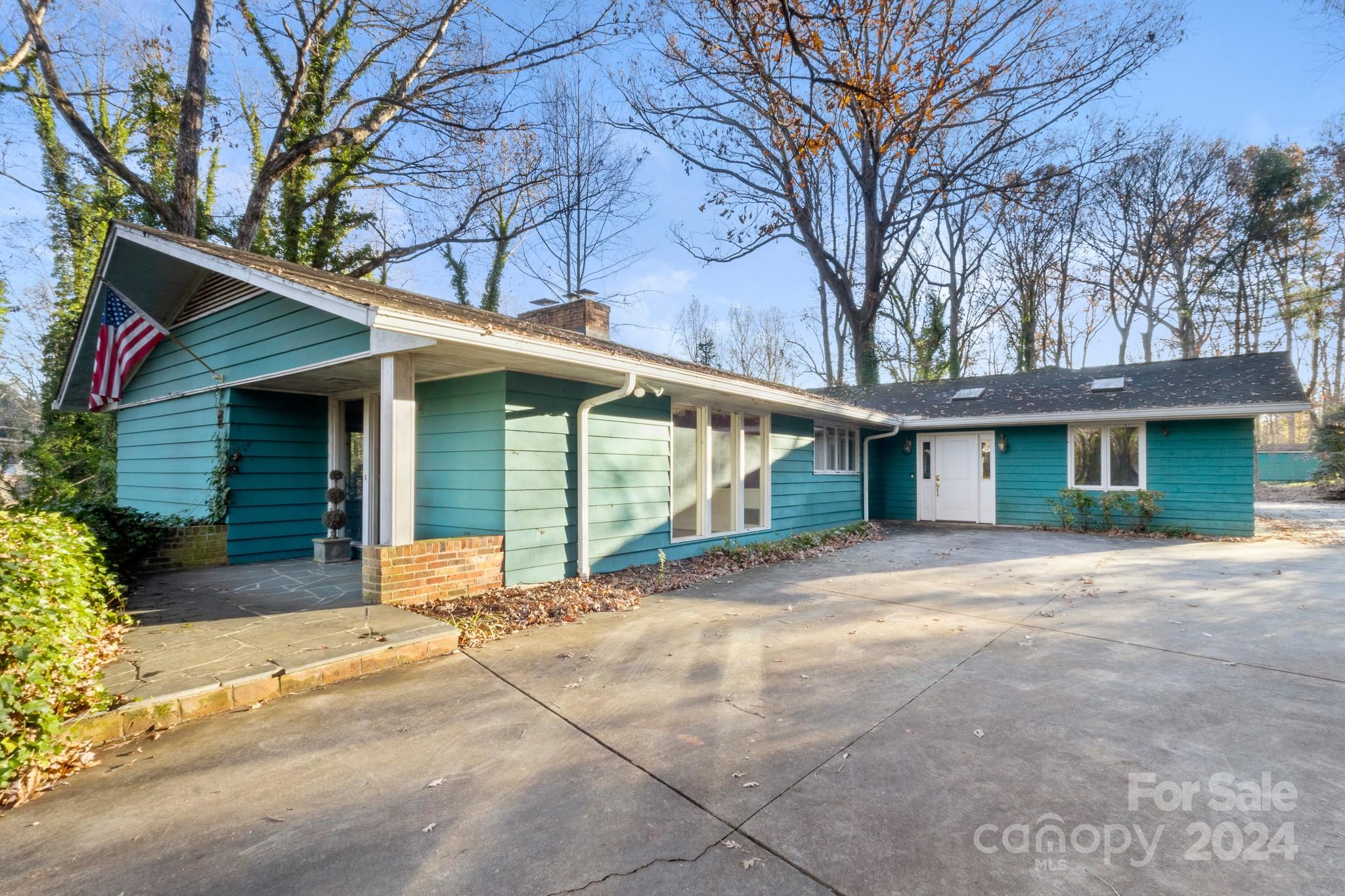 702 Forest Hill Drive Property Photo 2