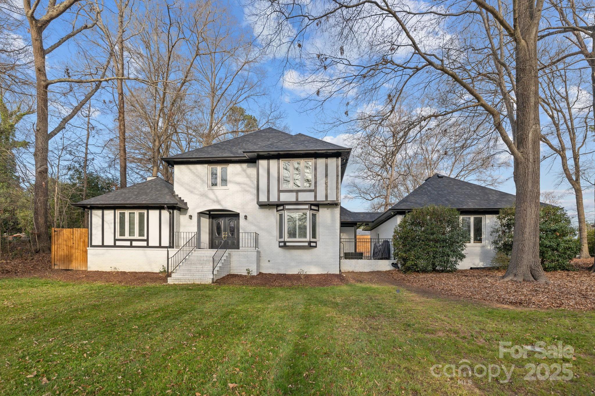 2733 Wellington Street Property Photo 1