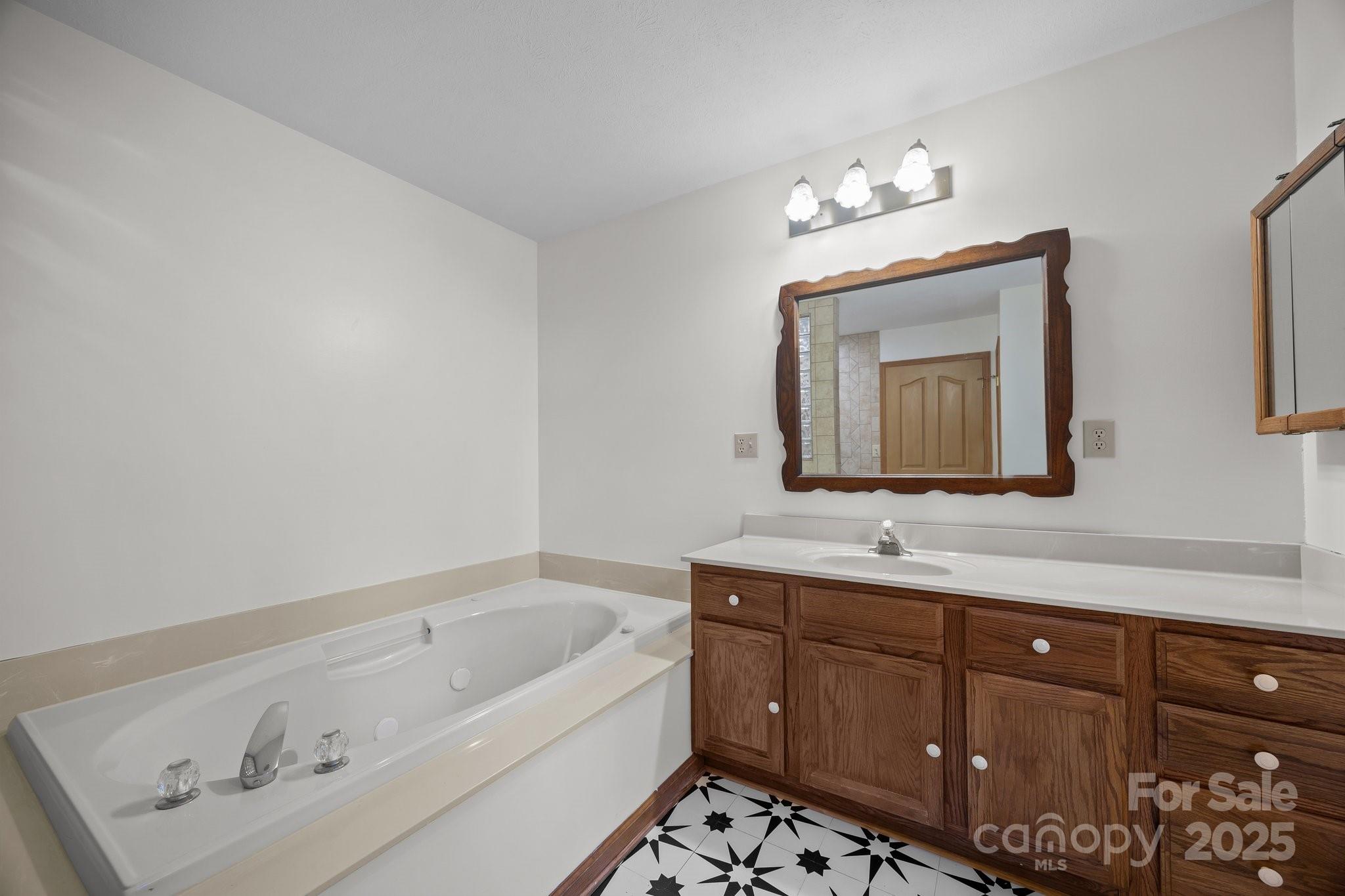 390 Hollow Wood Lane Property Photo 33